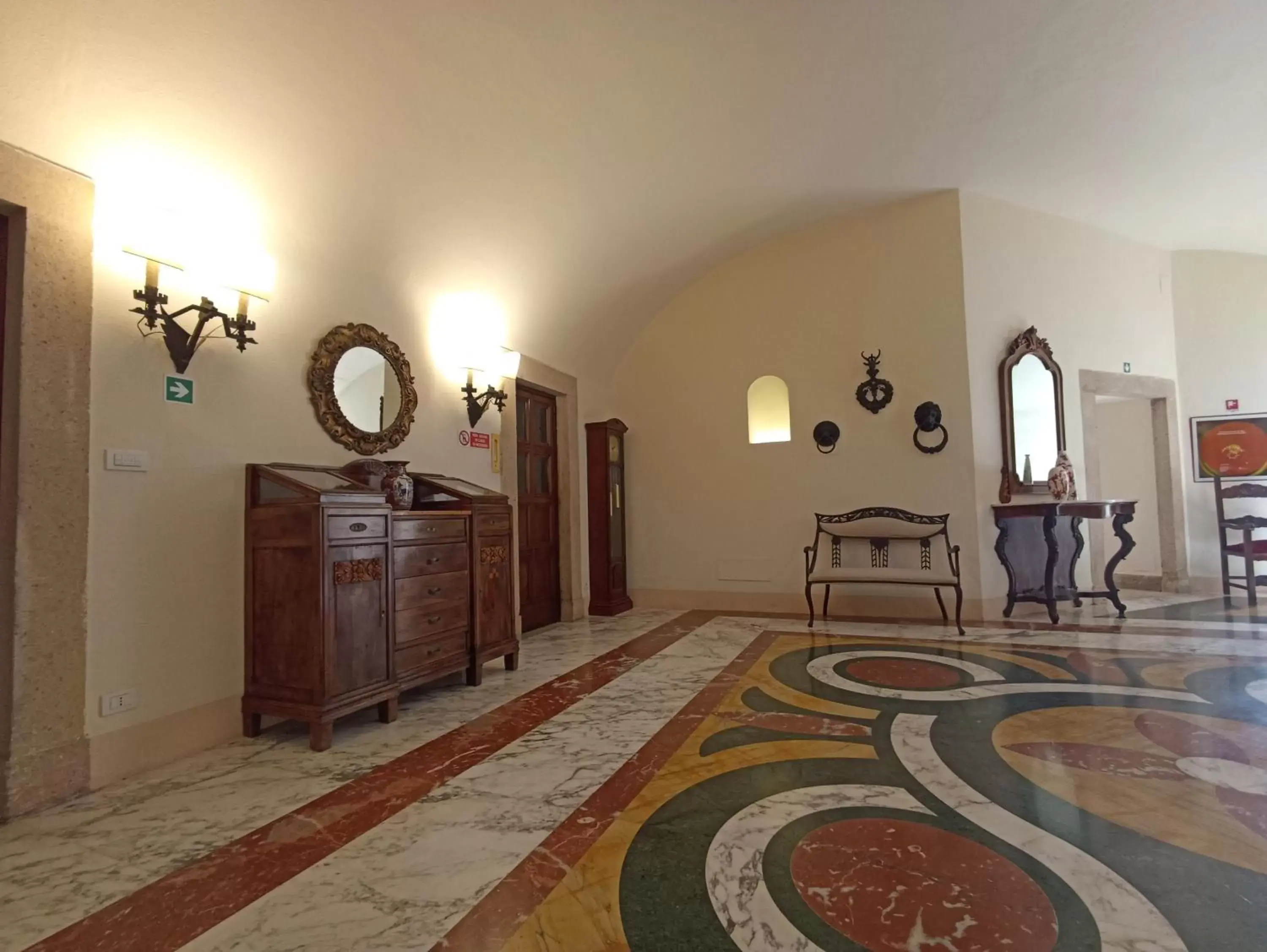 Communal lounge/ TV room in Grand Hotel Dei Castelli