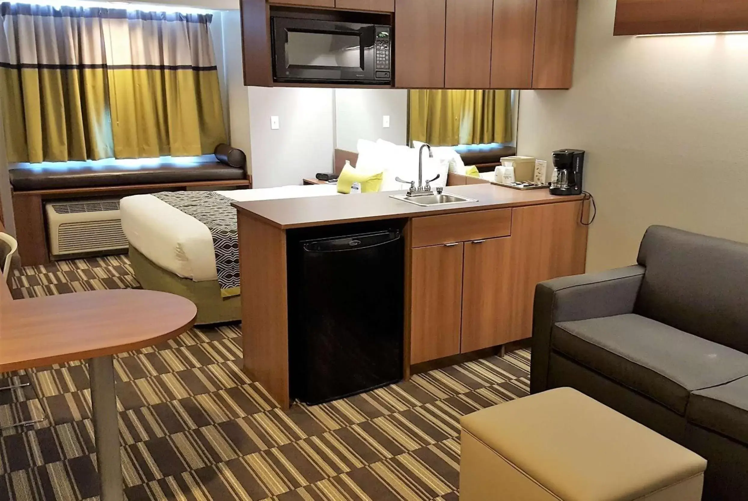 Photo of the whole room, Kitchen/Kitchenette in Microtel Inn & Suites by Wyndham Bellevue