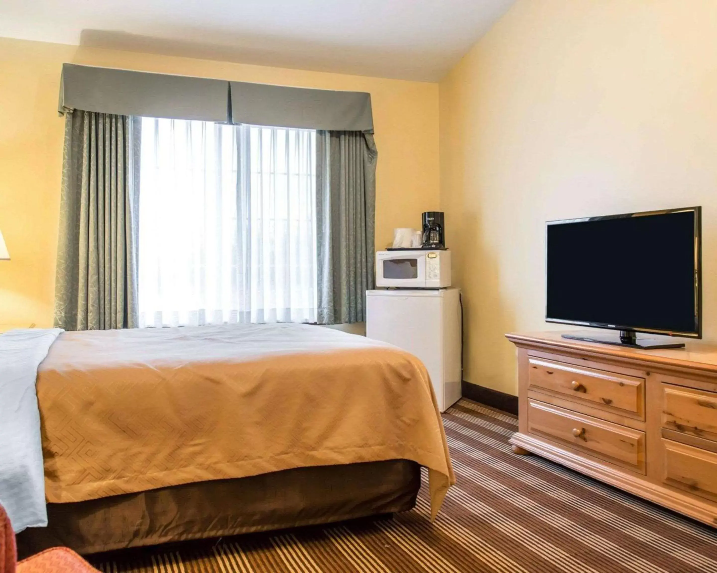 Photo of the whole room, TV/Entertainment Center in Econo Lodge Inn & Suites Eau Claire