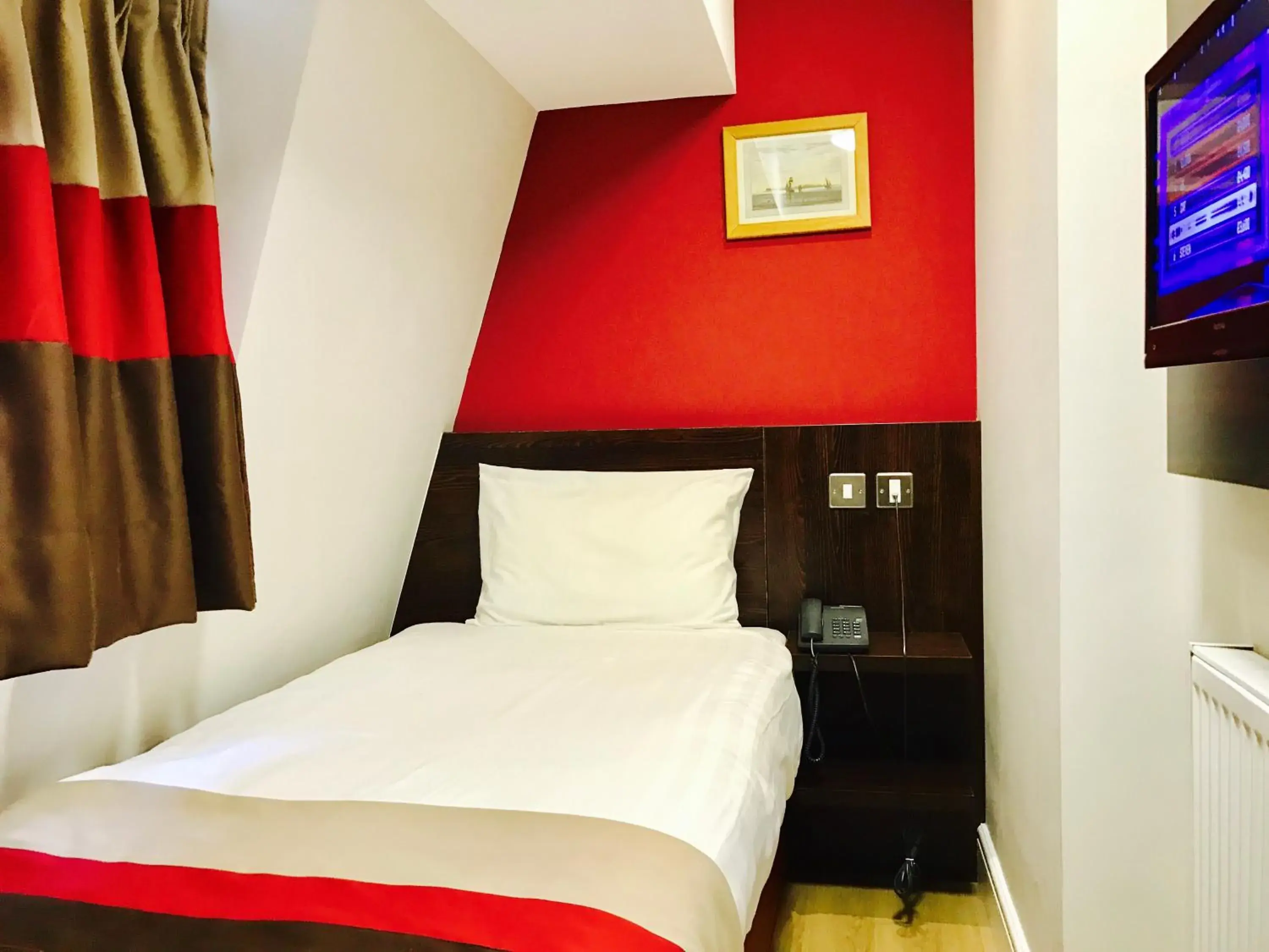Bedroom, Room Photo in Royal Cambridge Hotel
