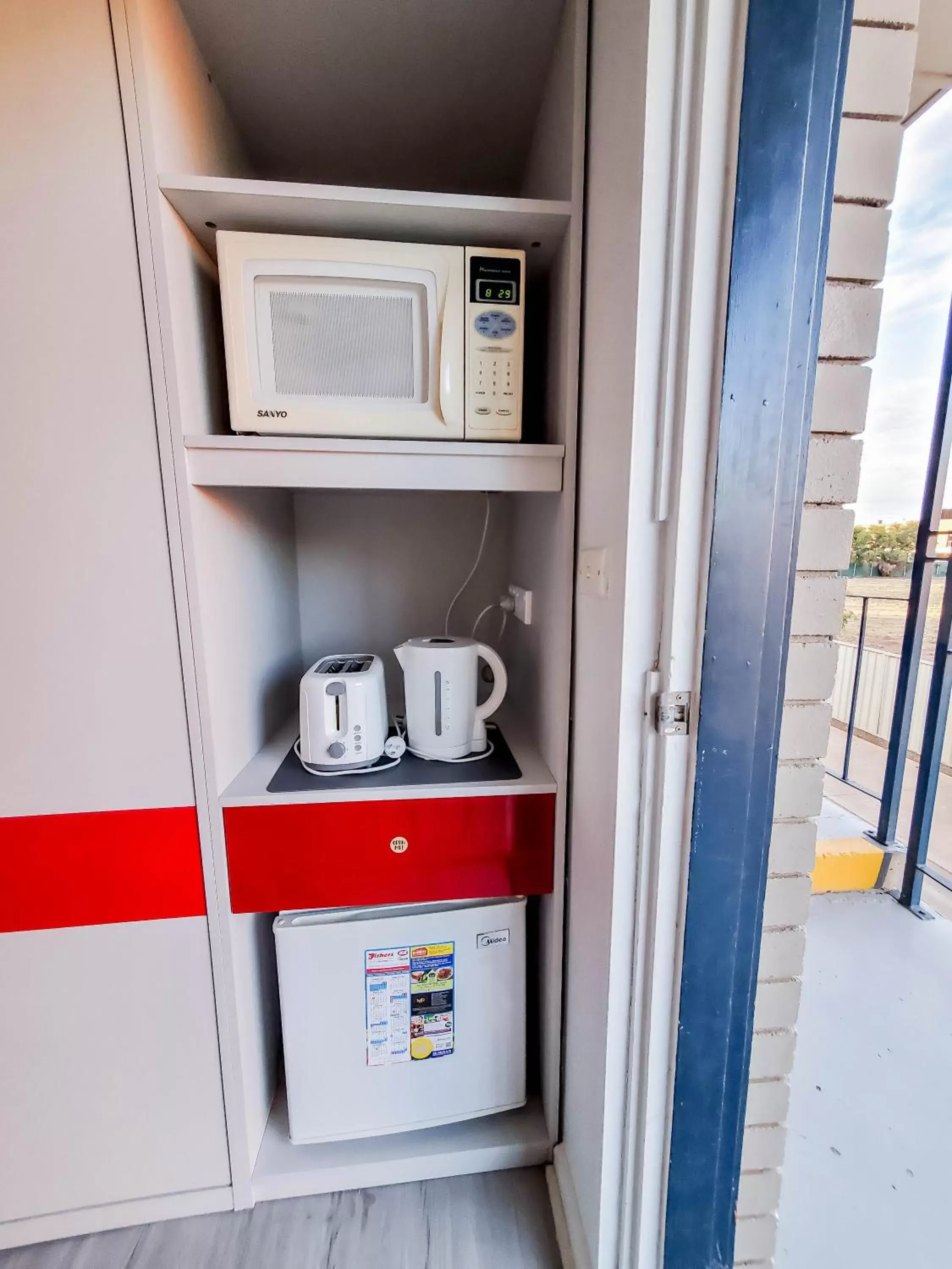 Coffee/tea facilities, Kitchen/Kitchenette in Sandors Motor Inn