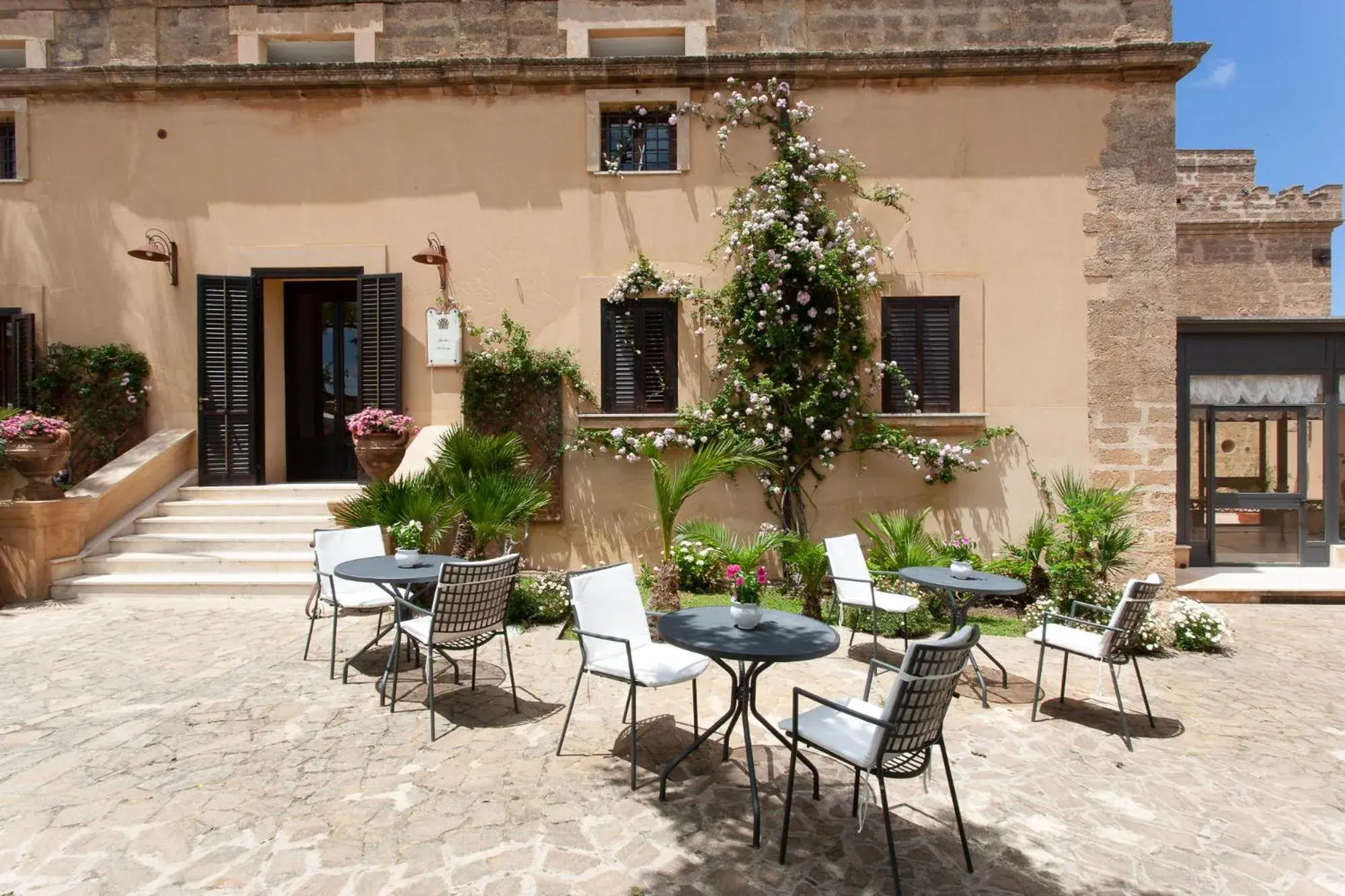 Patio in Hotel Baglio Oneto dei Principi di San Lorenzo - Luxury Wine Resort