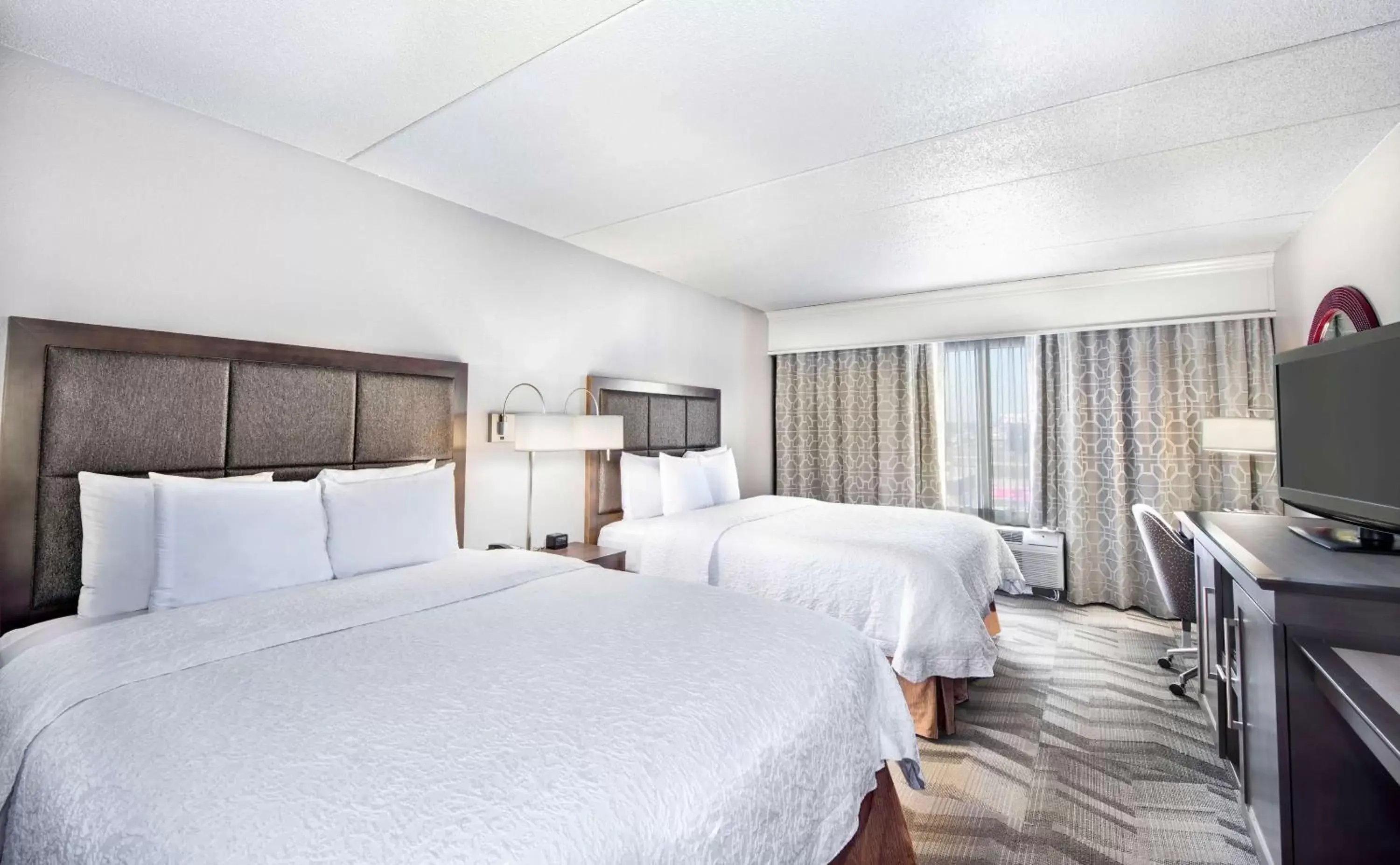 Bedroom, Bed in Hampton Inn & Suites Atlanta-Galleria
