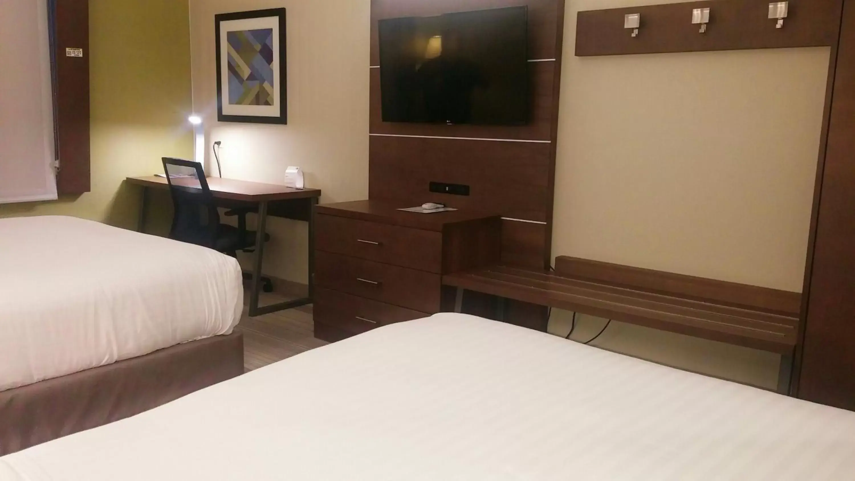 Photo of the whole room, TV/Entertainment Center in Holiday Inn Express & Suites - Miami, an IHG Hotel