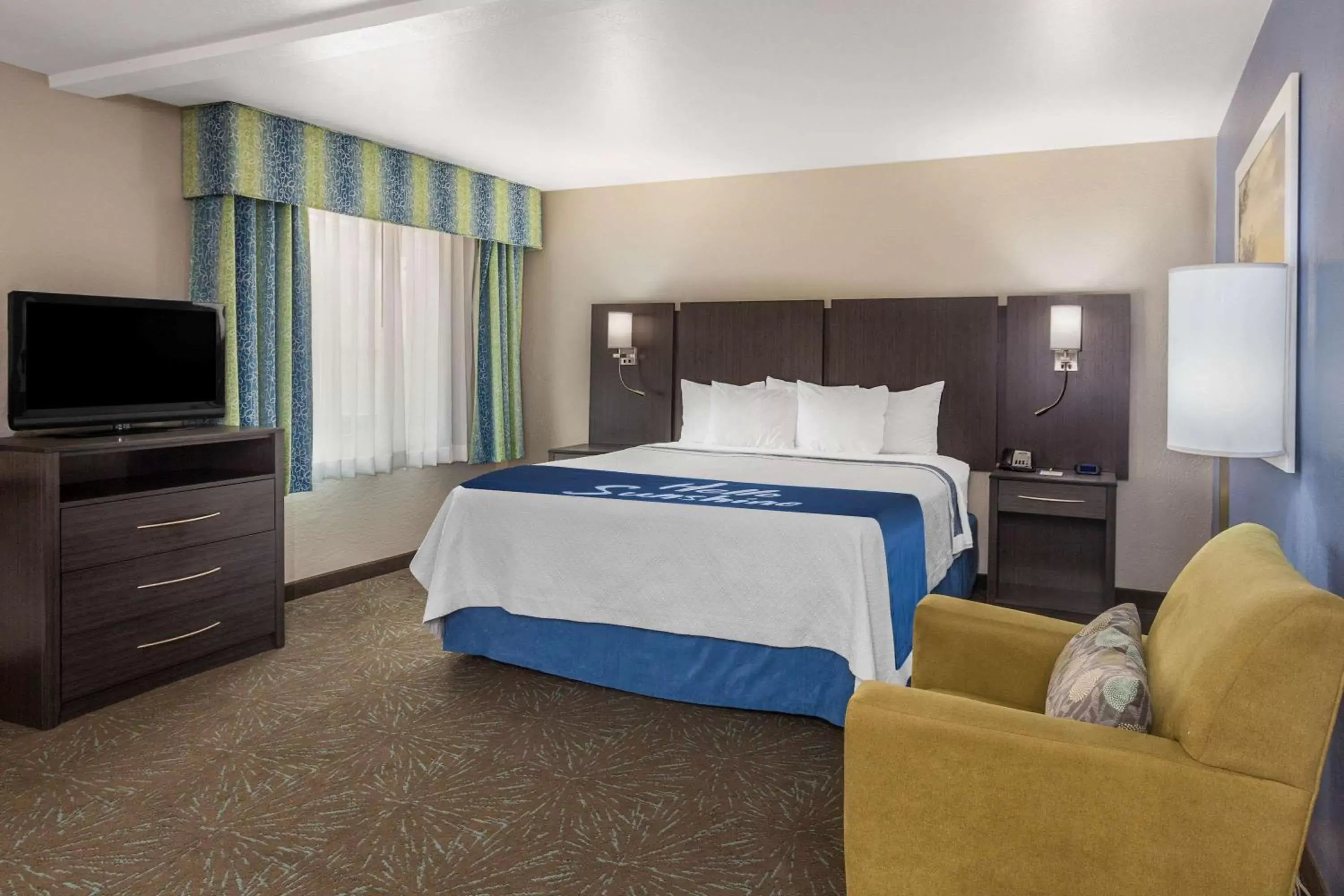 Photo of the whole room, Bed in Days Inn & Suites by Wyndham East Flagstaff