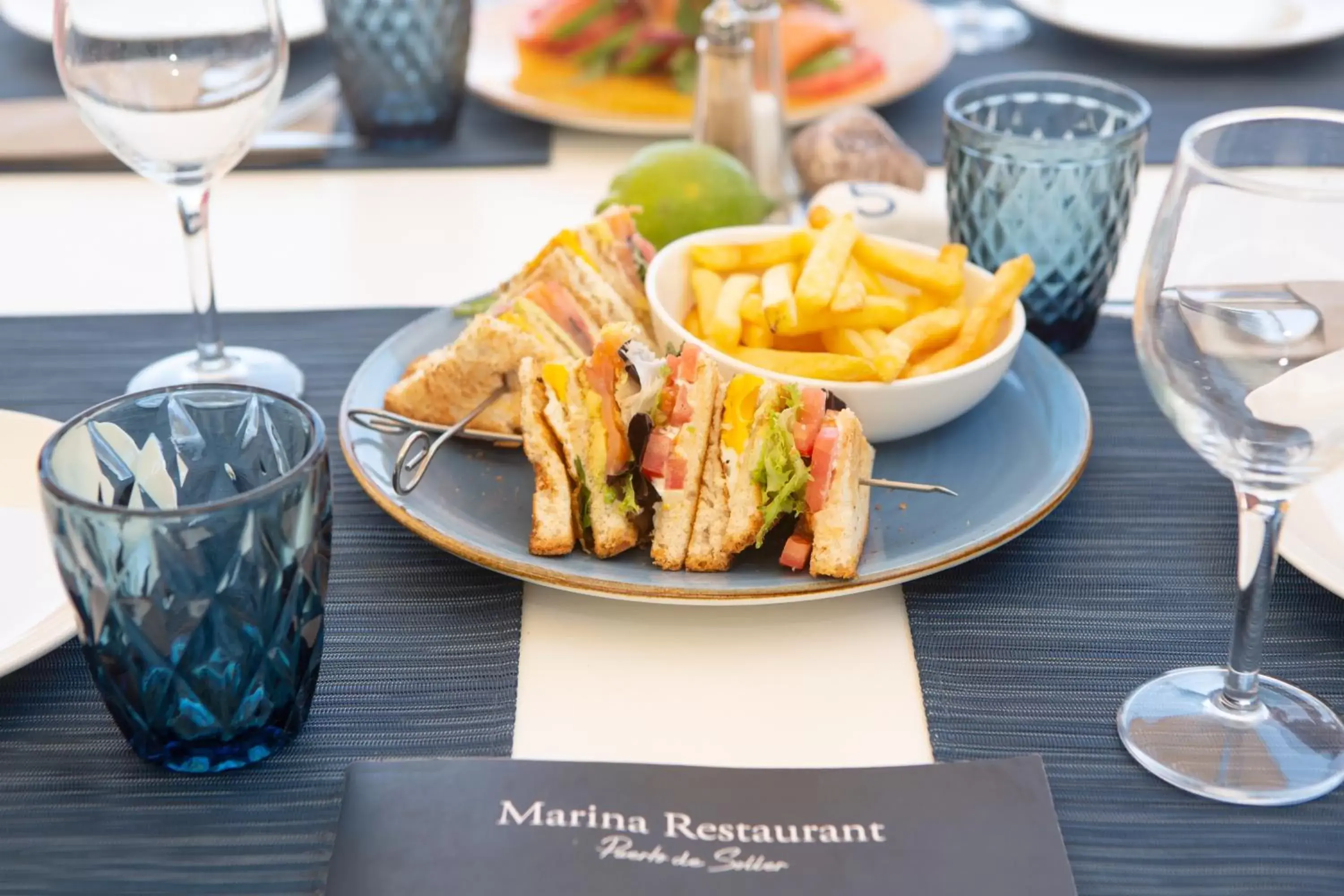 Restaurant/places to eat in Hotel Marina