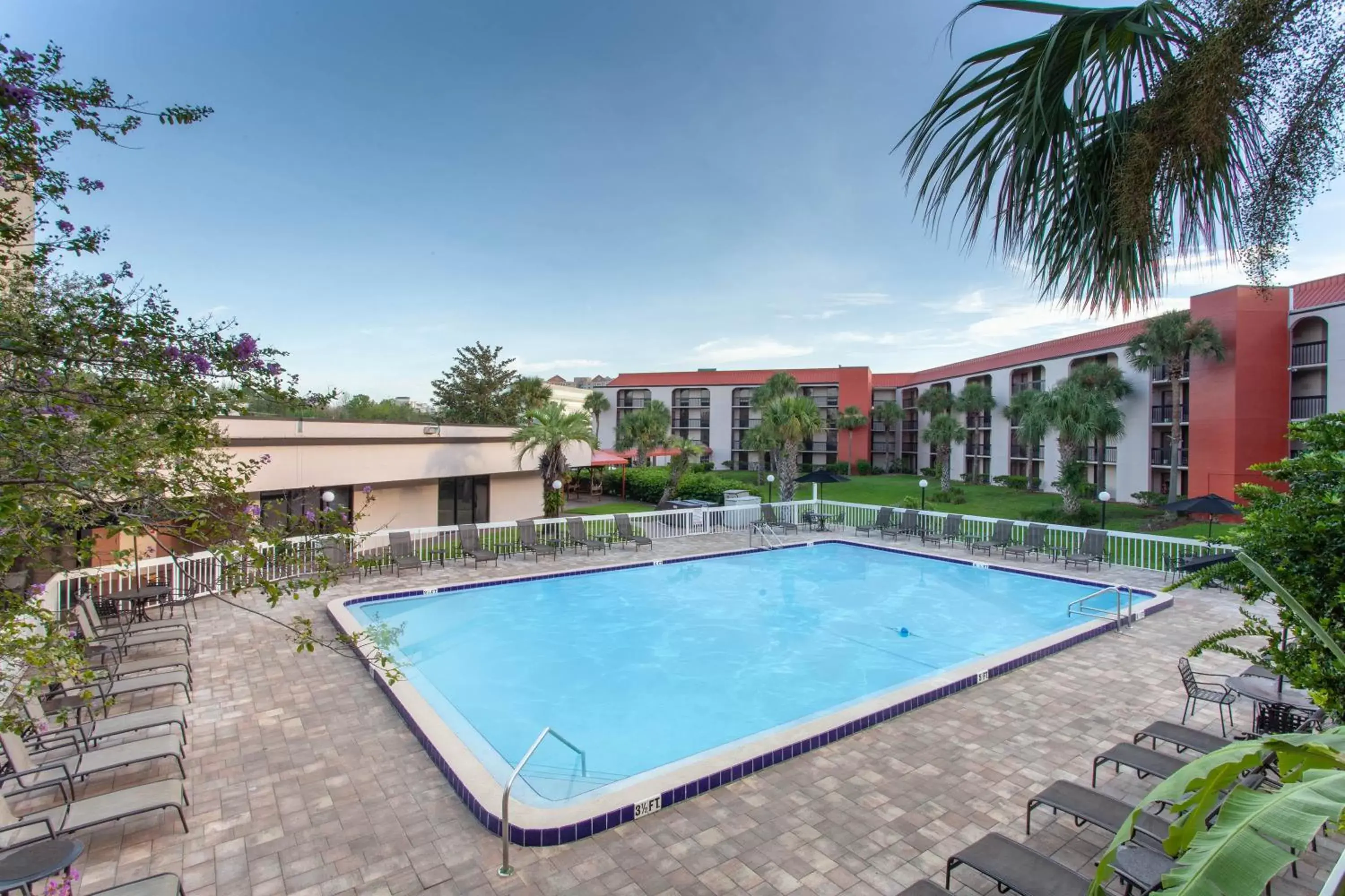 Swimming Pool in Grand Hotel Orlando at Universal Blvd