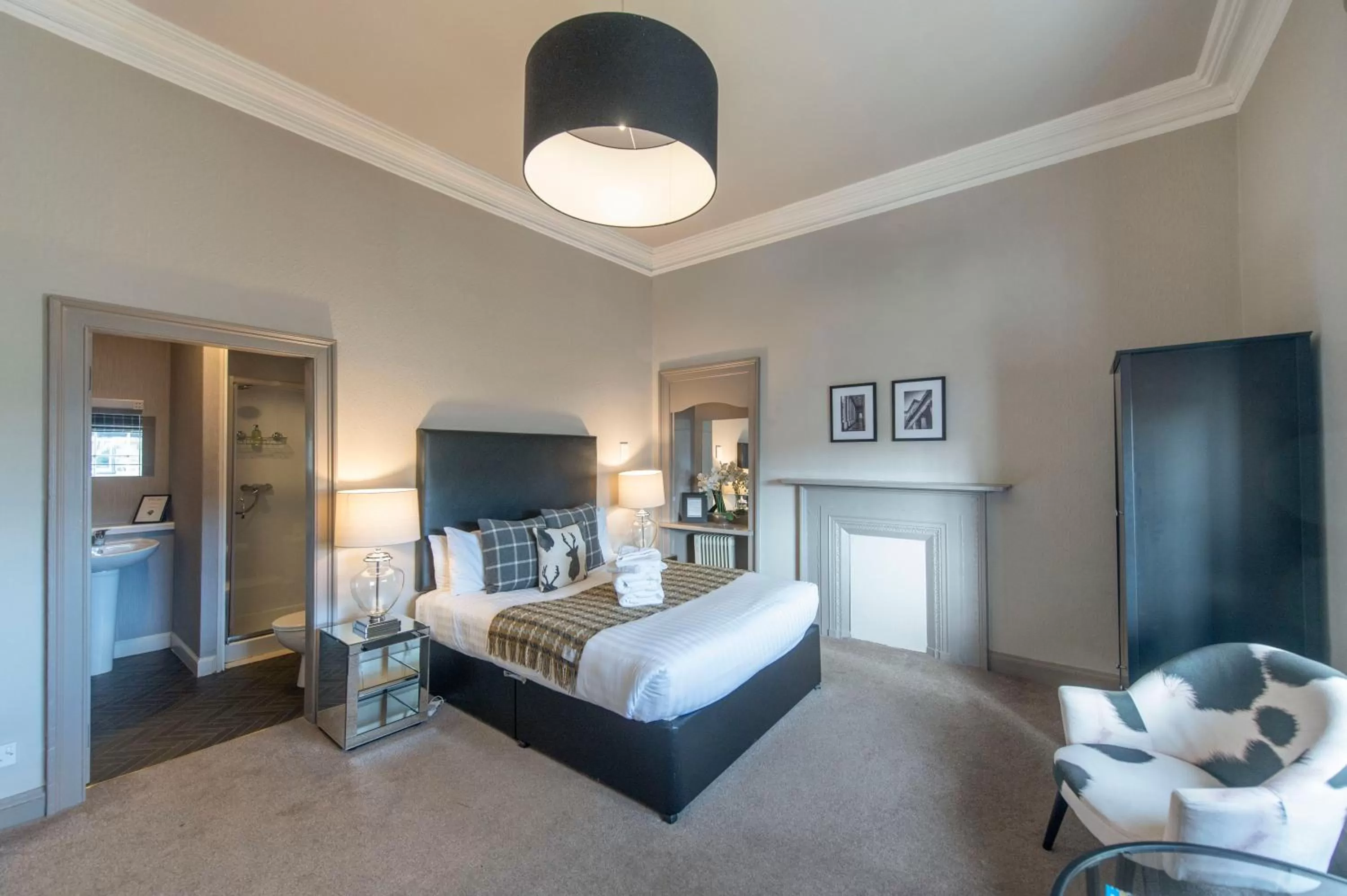 Photo of the whole room, Bed in The Allan Park