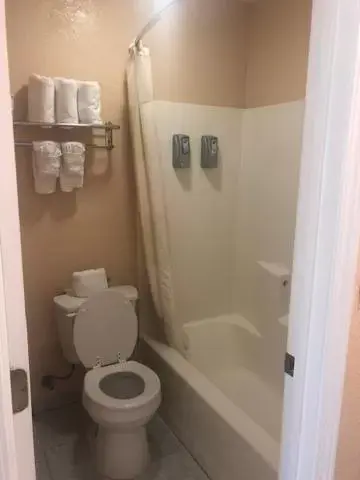 Bathroom in Pinn Road Inn and Suites Lackland AFB and Seaworld