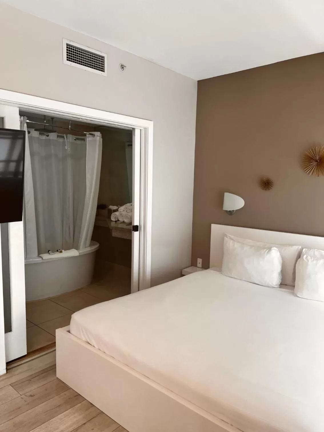 Bedroom, Bed in Suites at The Strand on Ocean Drive