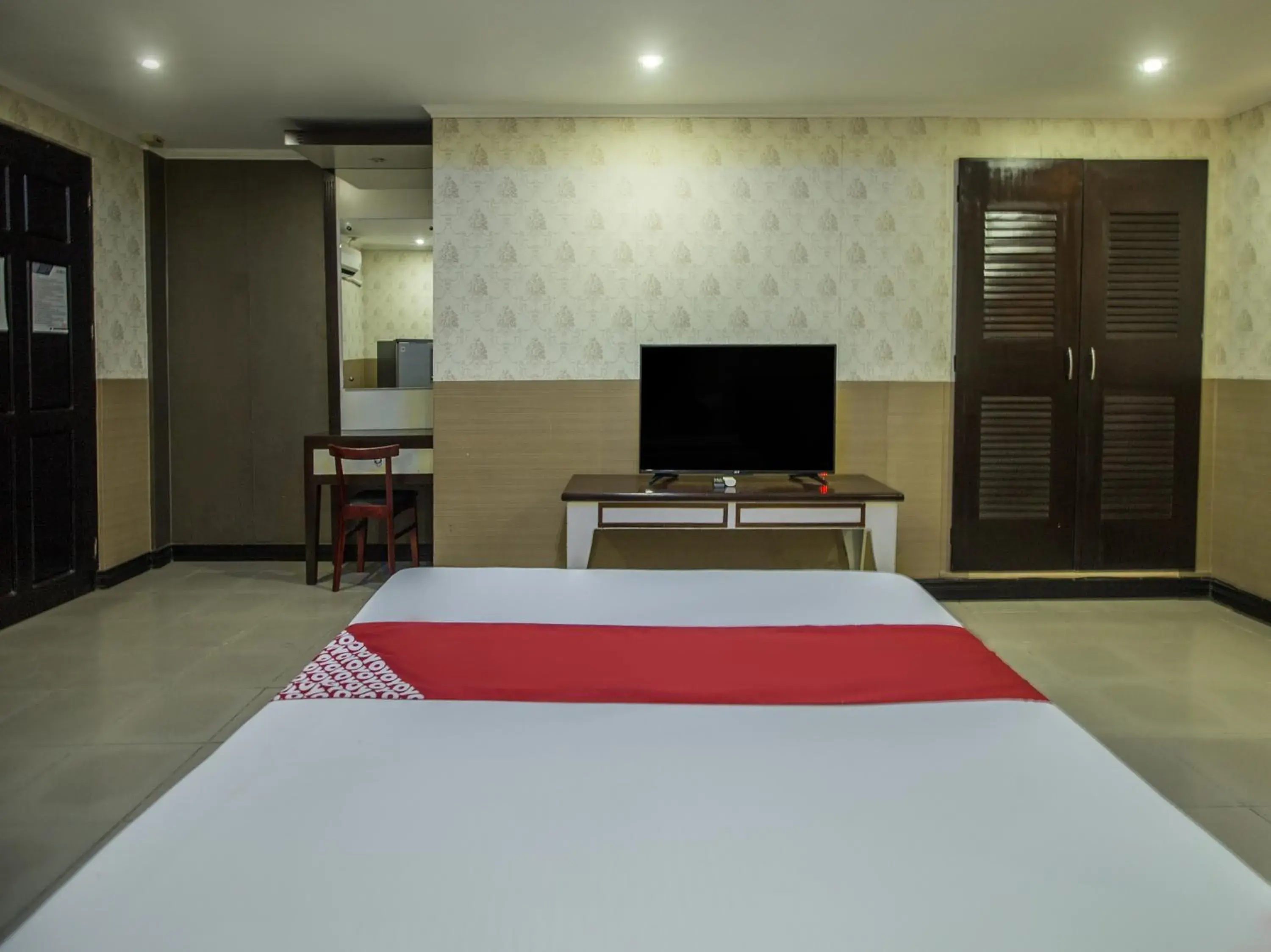 Bed, TV/Entertainment Center in OYO 700 Pj Inn Hotel