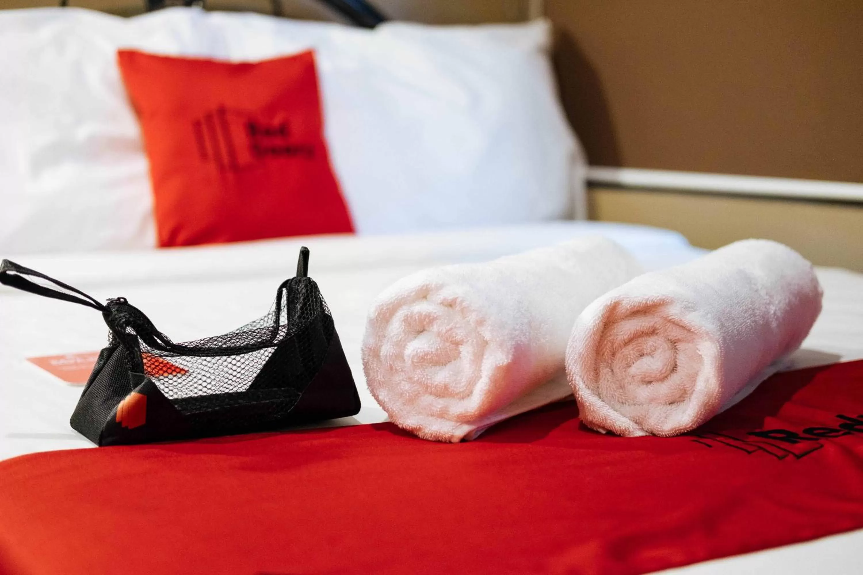 Bedroom, Bed in RedDoorz at Hotel Rosemarie