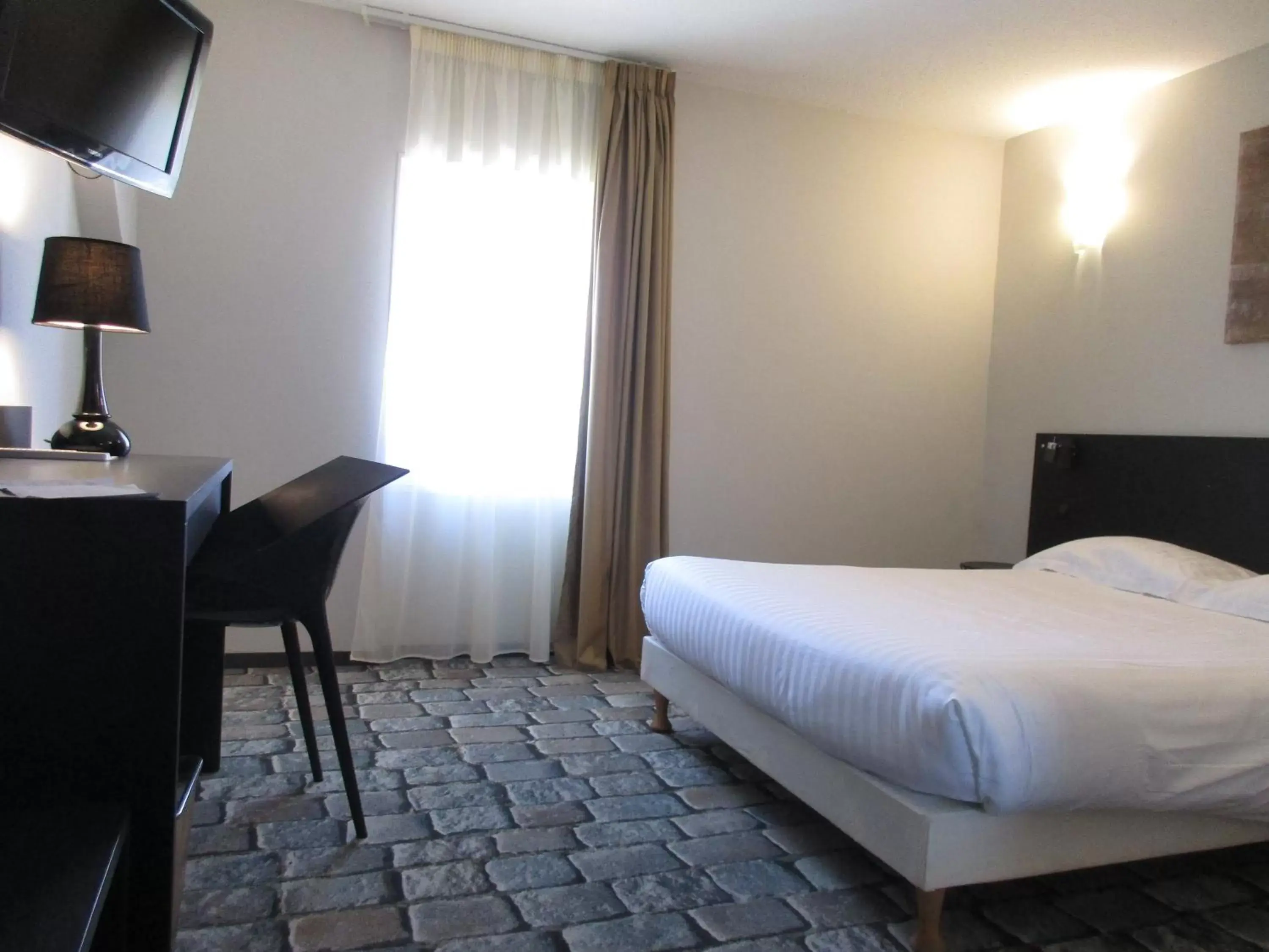 Photo of the whole room, Bed in Dav'hotel Jaude