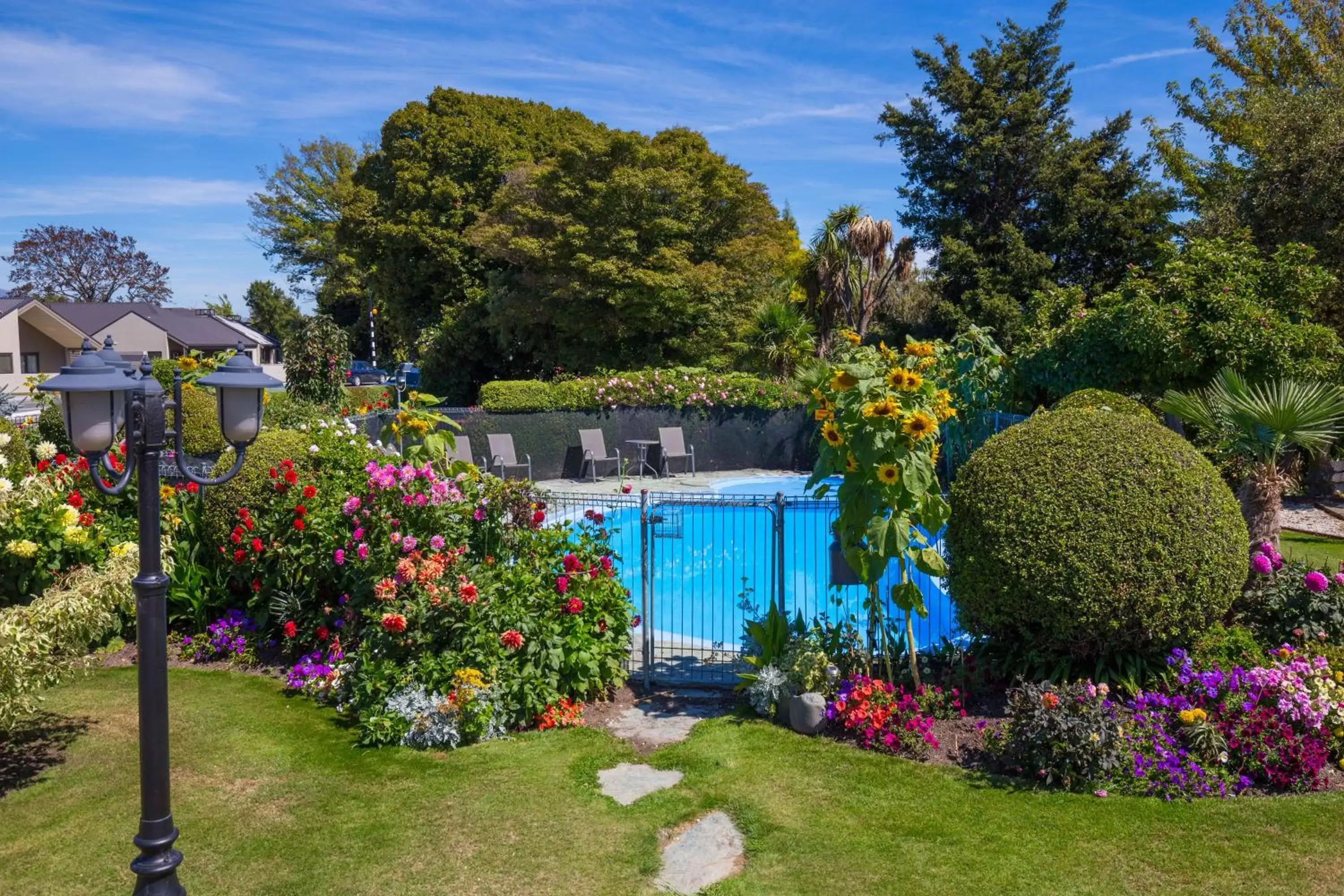 Garden, Pool View in Middle Park Motel