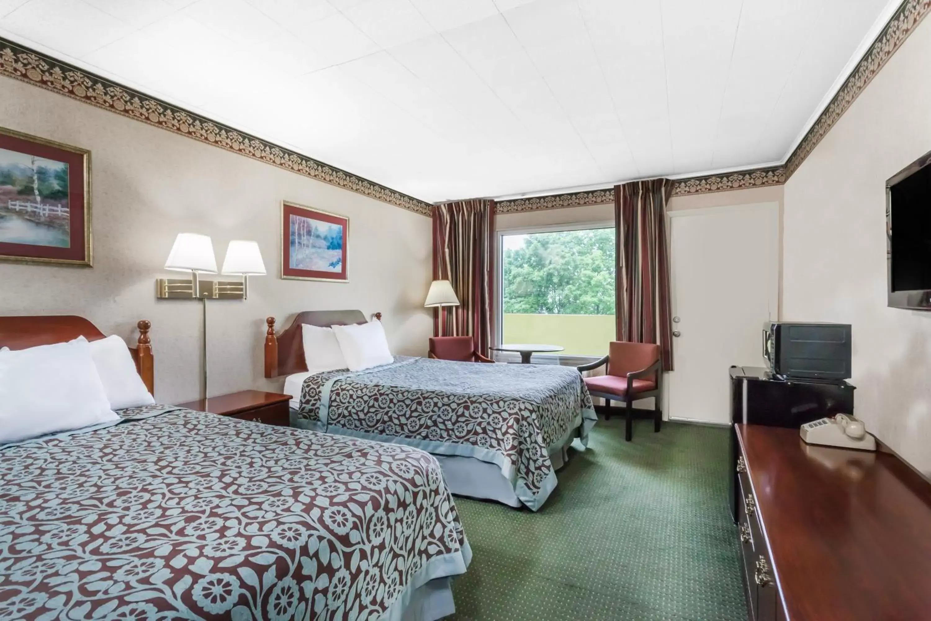 Photo of the whole room, Room Photo in Days Inn by Wyndham Tannersville