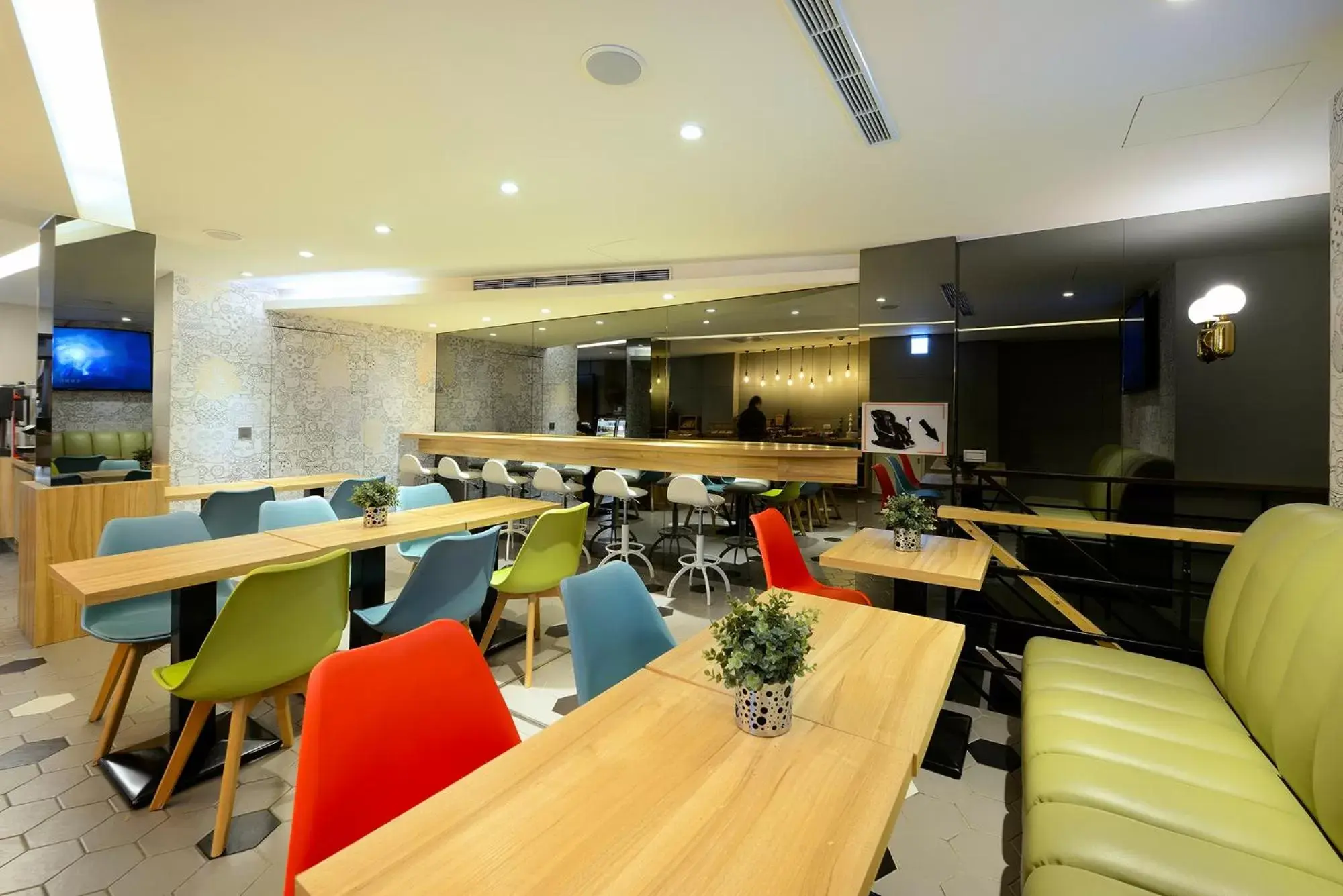 Communal lounge/ TV room, Restaurant/Places to Eat in Via Hotel Taipei Station