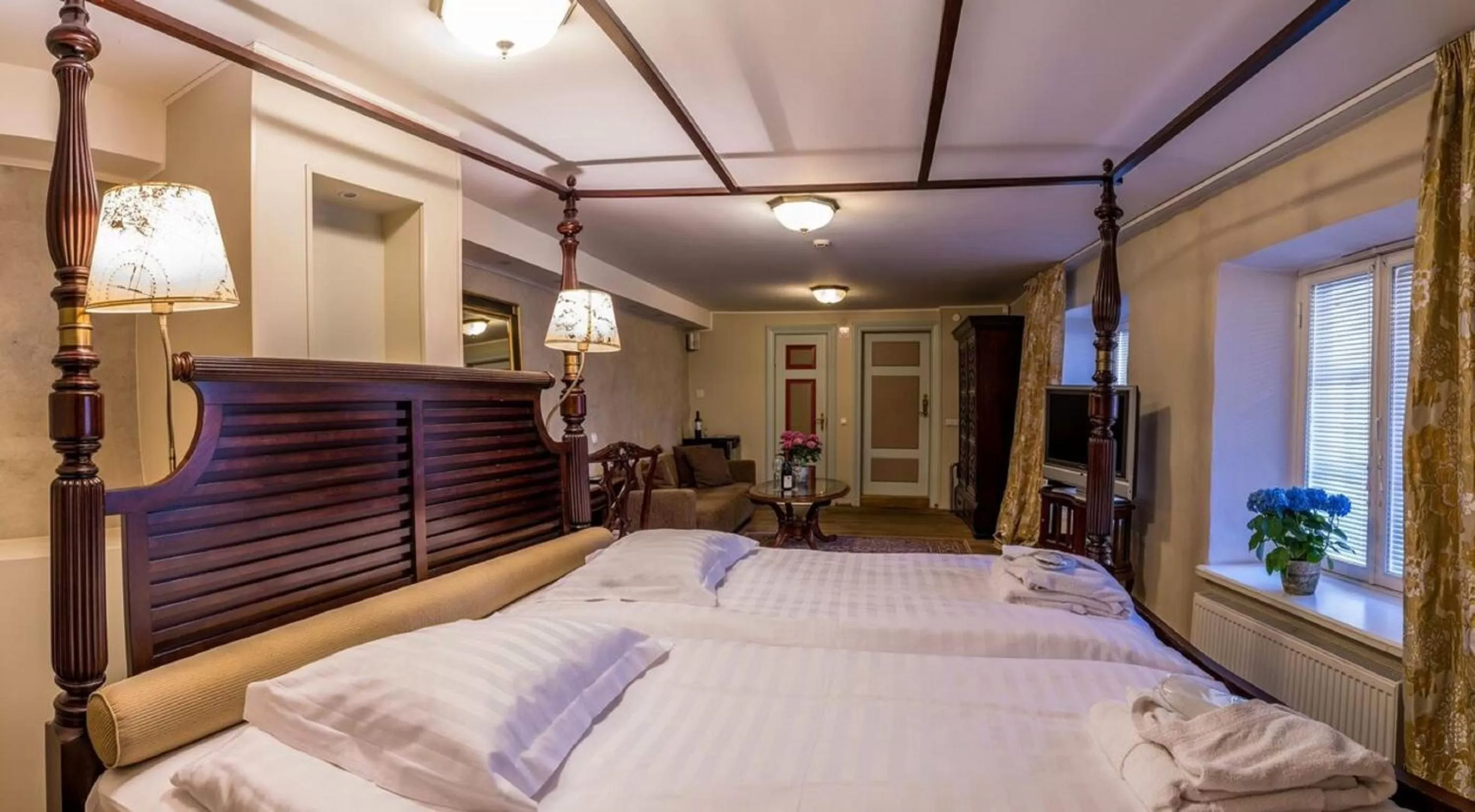 Bedroom, Bed in CRU Hotel