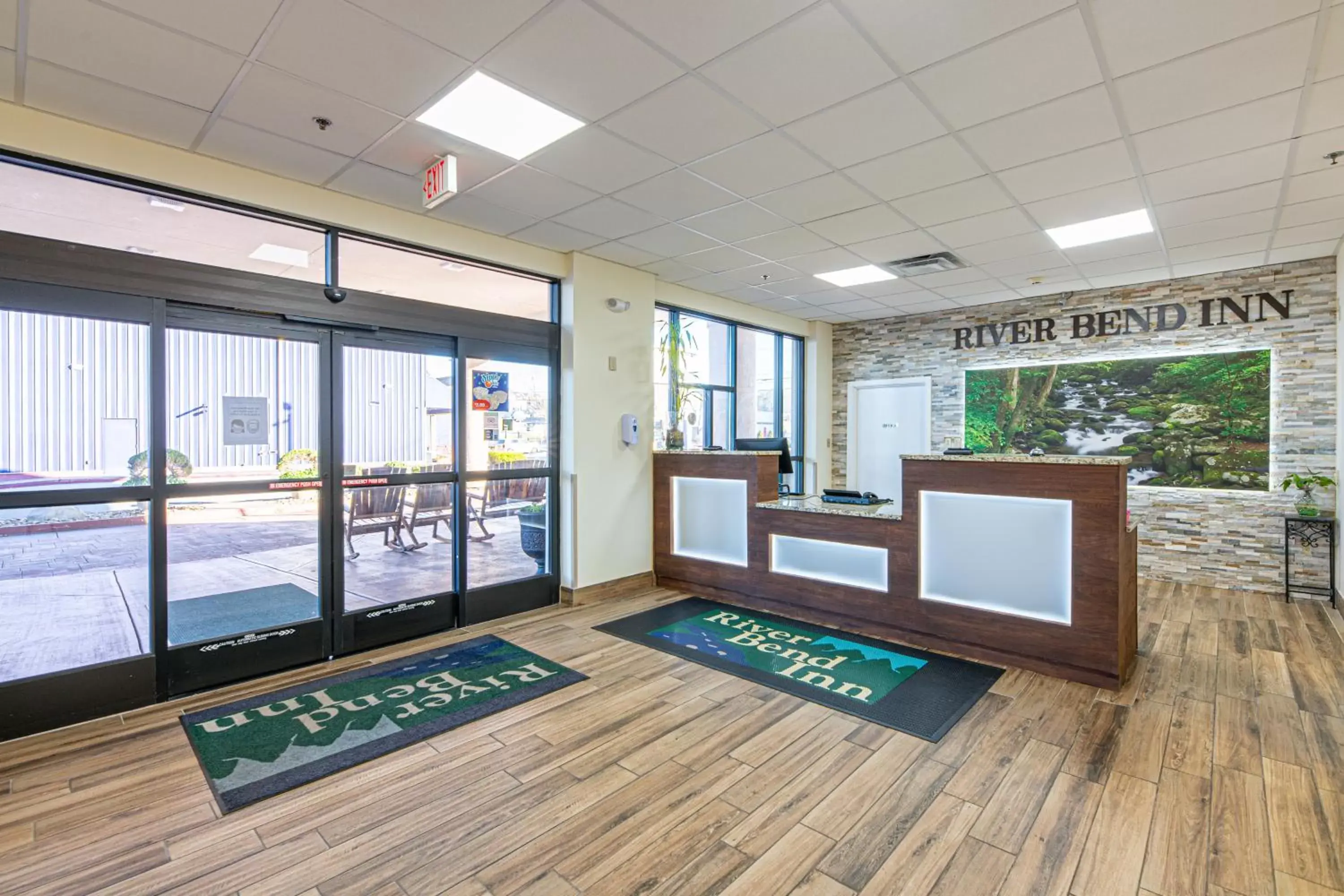 Lobby or reception in River Bend Inn - Pigeon Forge