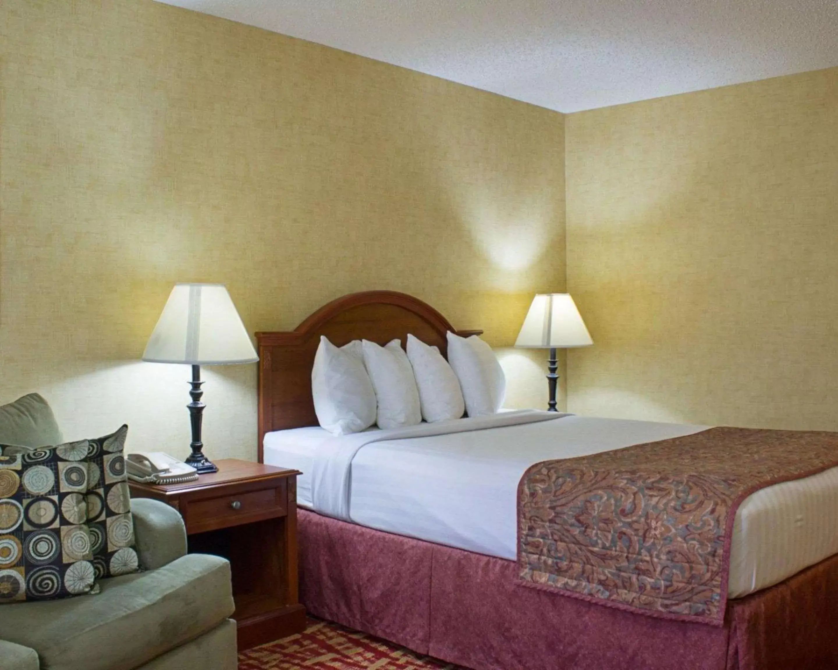 Photo of the whole room, Bed in Rodeway Inn Columbia Mall Loop