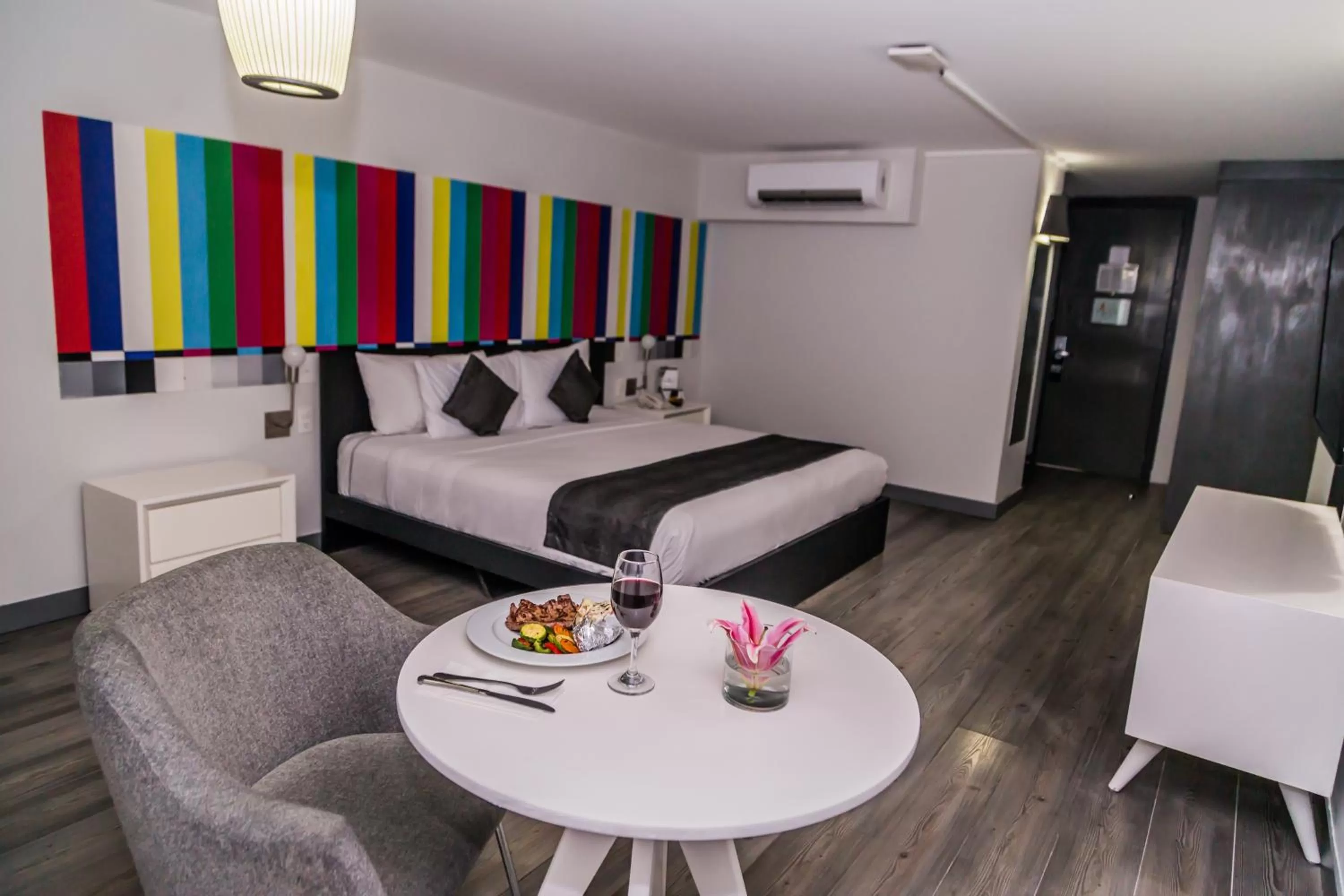 Photo of the whole room, Bed in Hotel El Ejecutivo by Reforma Avenue