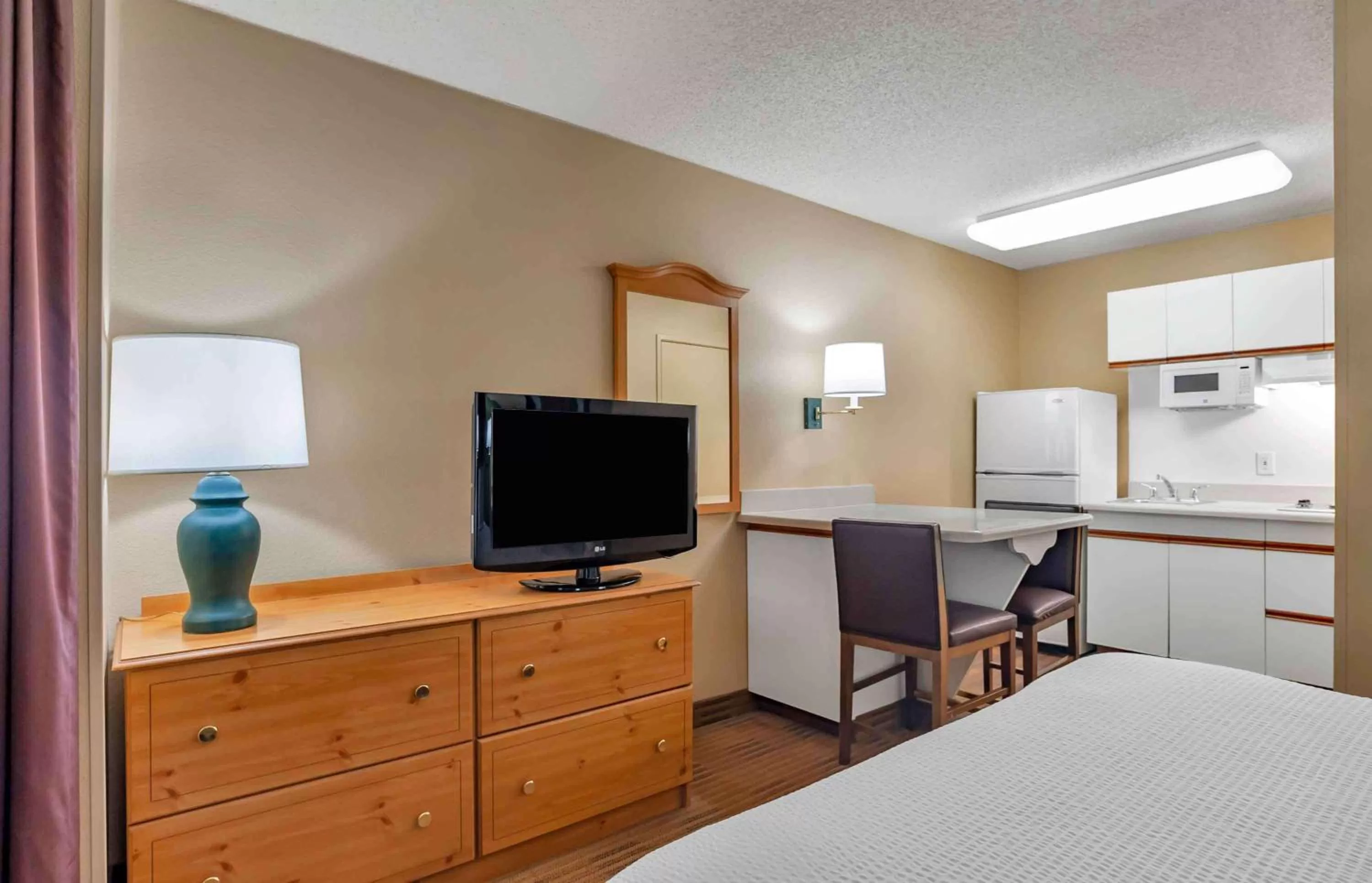 Bedroom, Bed in Extended Stay America Suites - San Diego - Sorrento Mesa