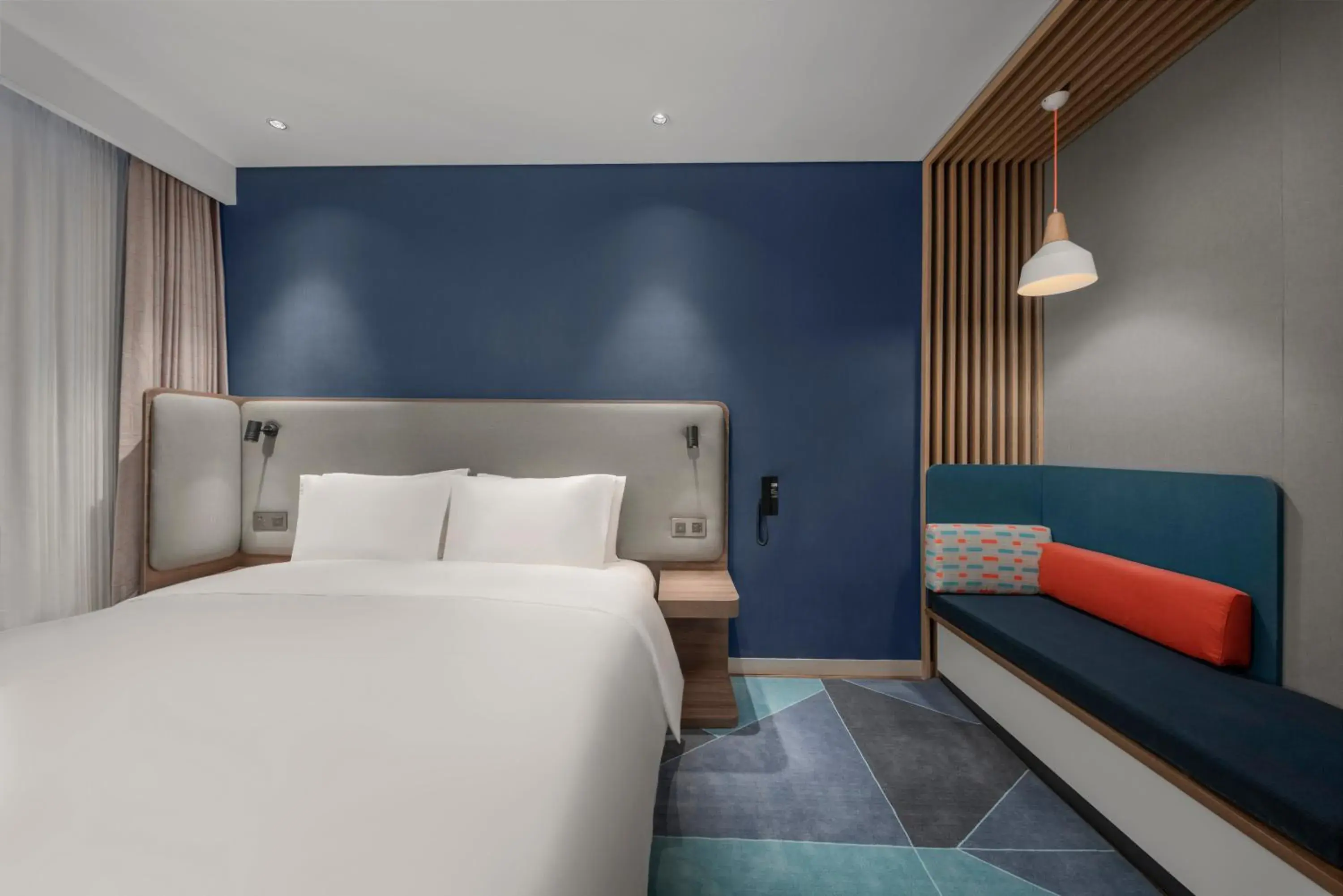 Bed in Holiday Inn Express Nantong North Gateway, an IHG Hotel