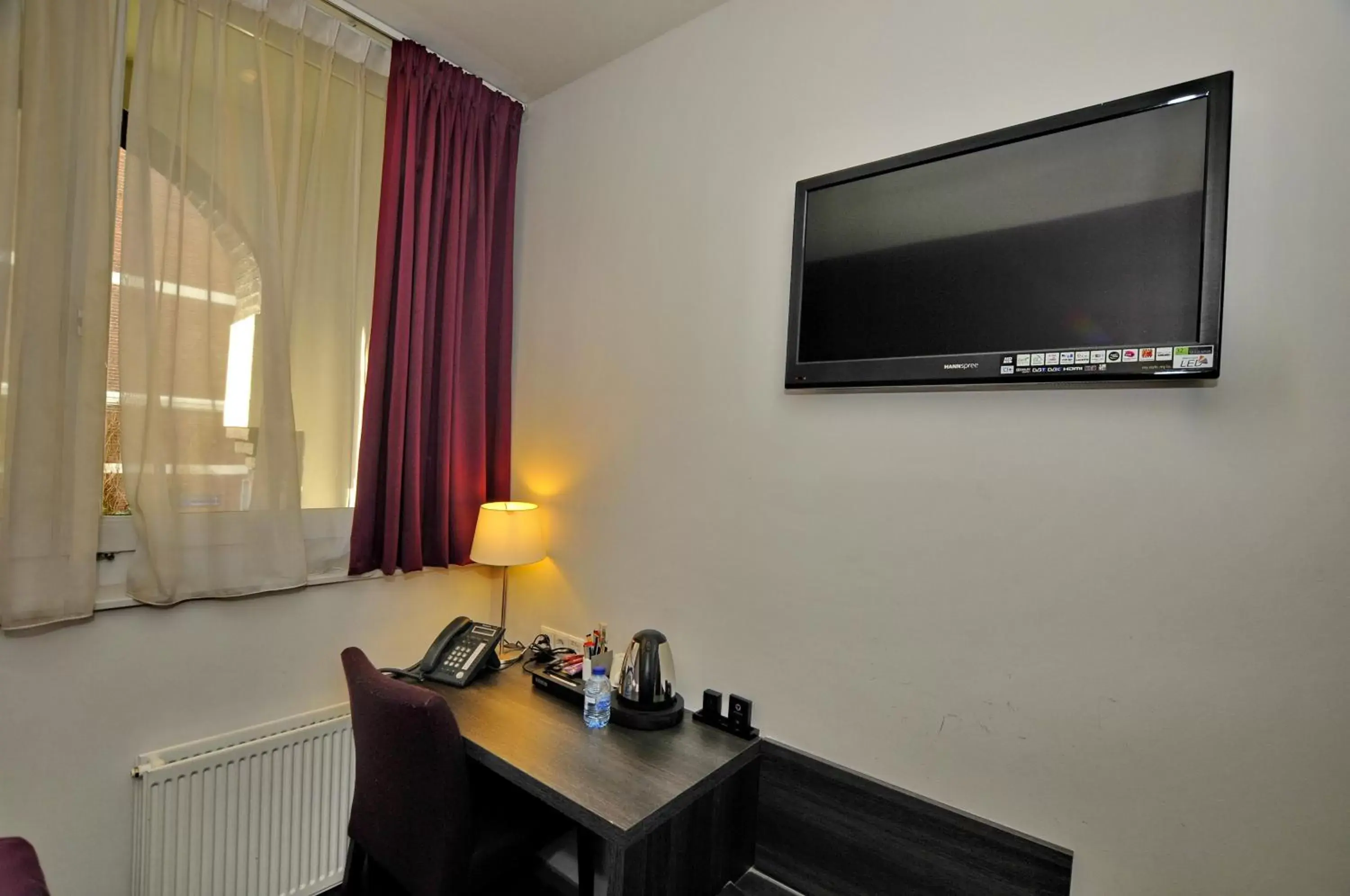 Coffee/tea facilities, TV/Entertainment Center in Hotel Parkview