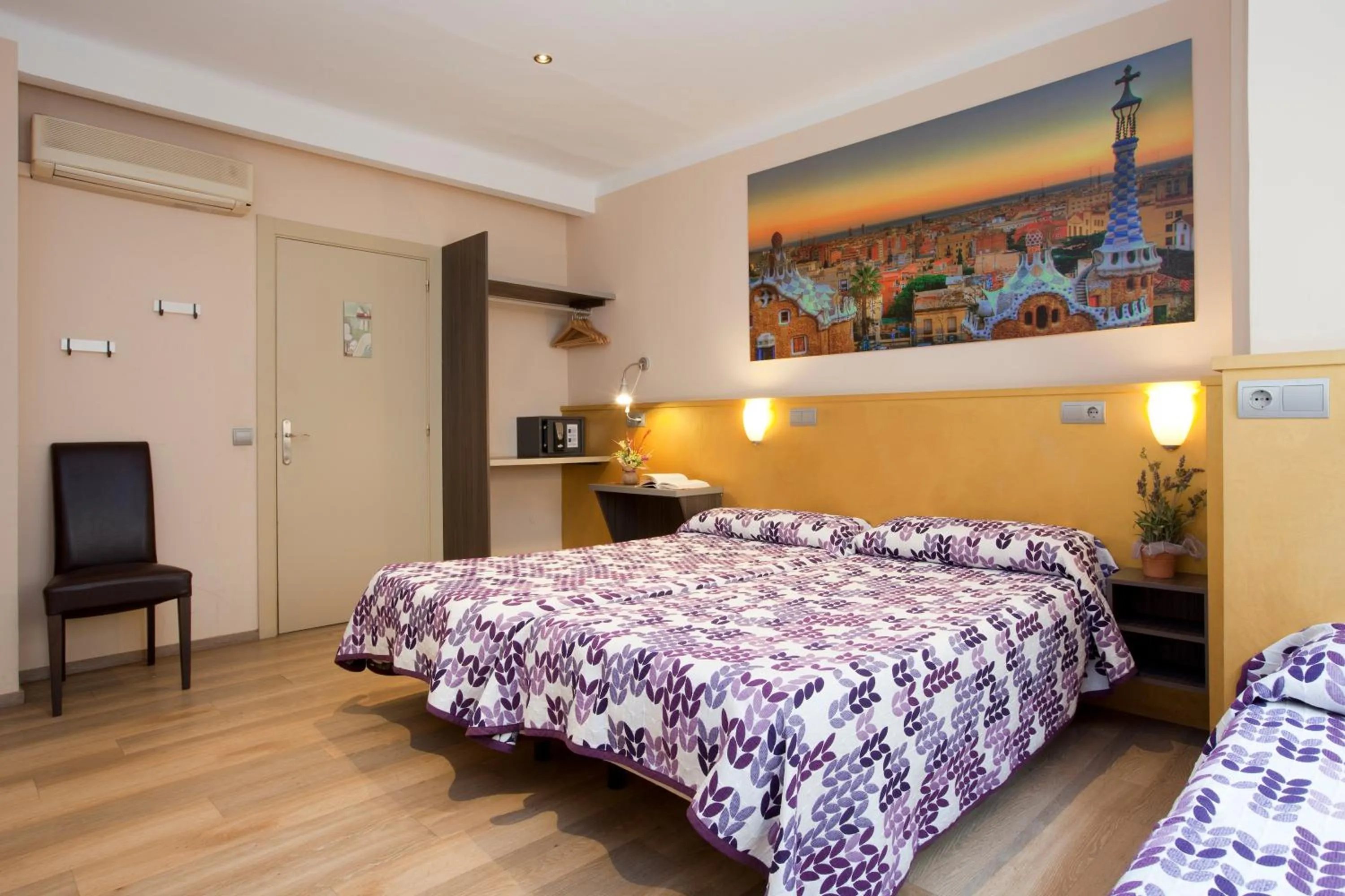 Photo of the whole room, Bed in Hostal Barcelona