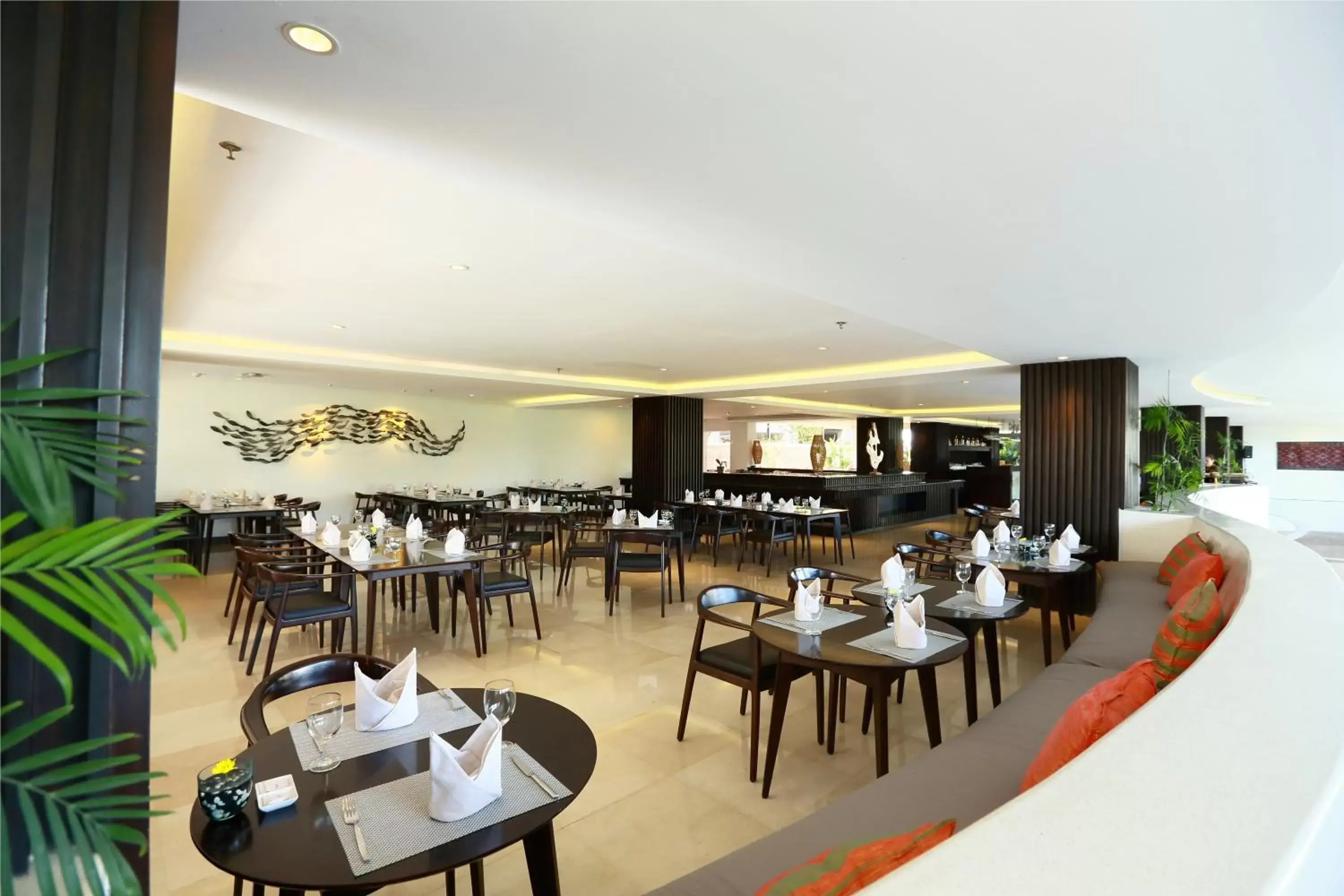 Restaurant/Places to Eat in b Hotel Bali & Spa