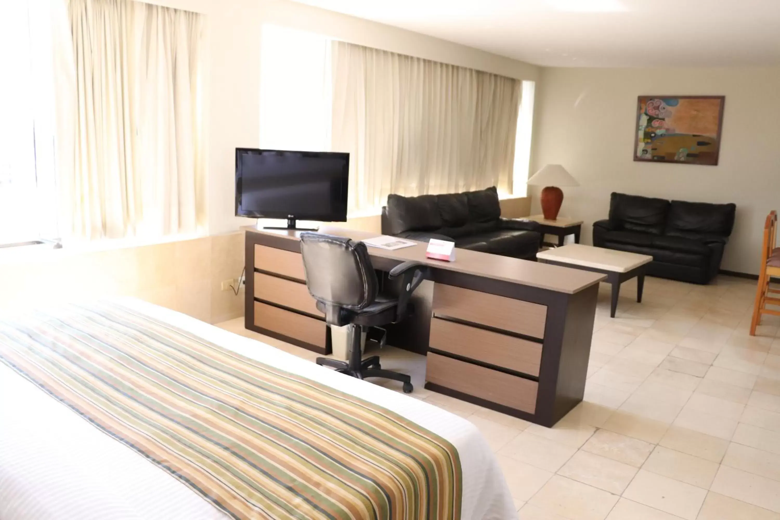 Bed, TV/Entertainment Center in Ramada Hola Culiacan