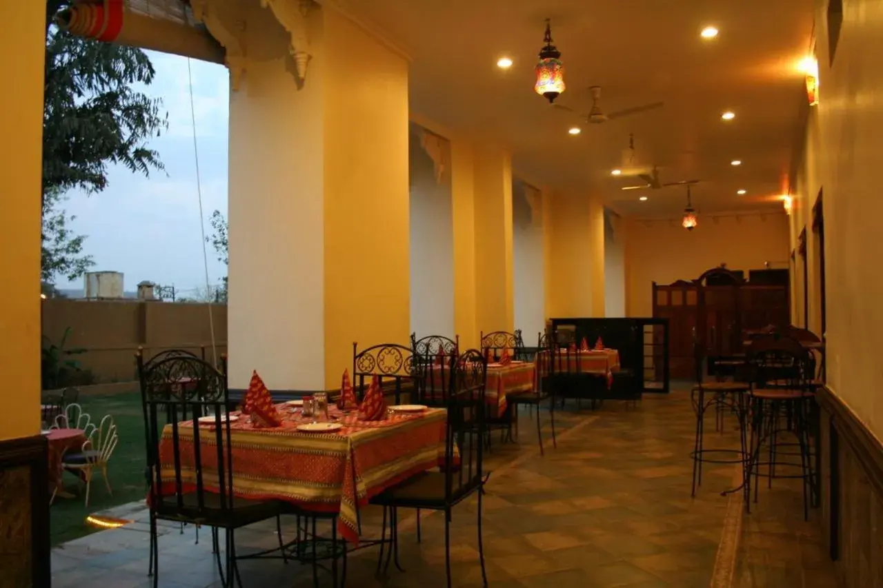 Restaurant/Places to Eat in Hotel Pratap Palace
