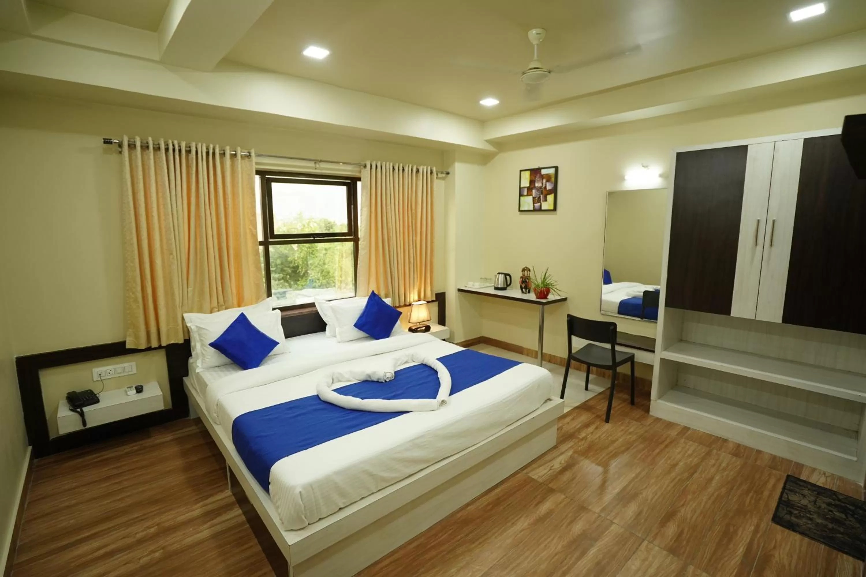 View (from property/room), Bed in Hotel Silver Cloud