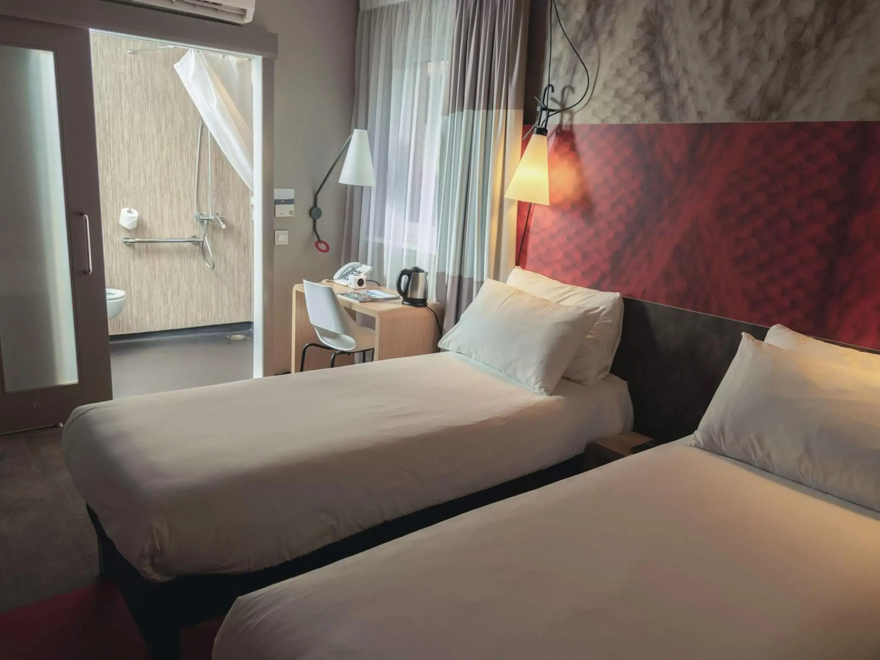 Photo of the whole room, Bed in ibis Glasgow City Centre – Sauchiehall St