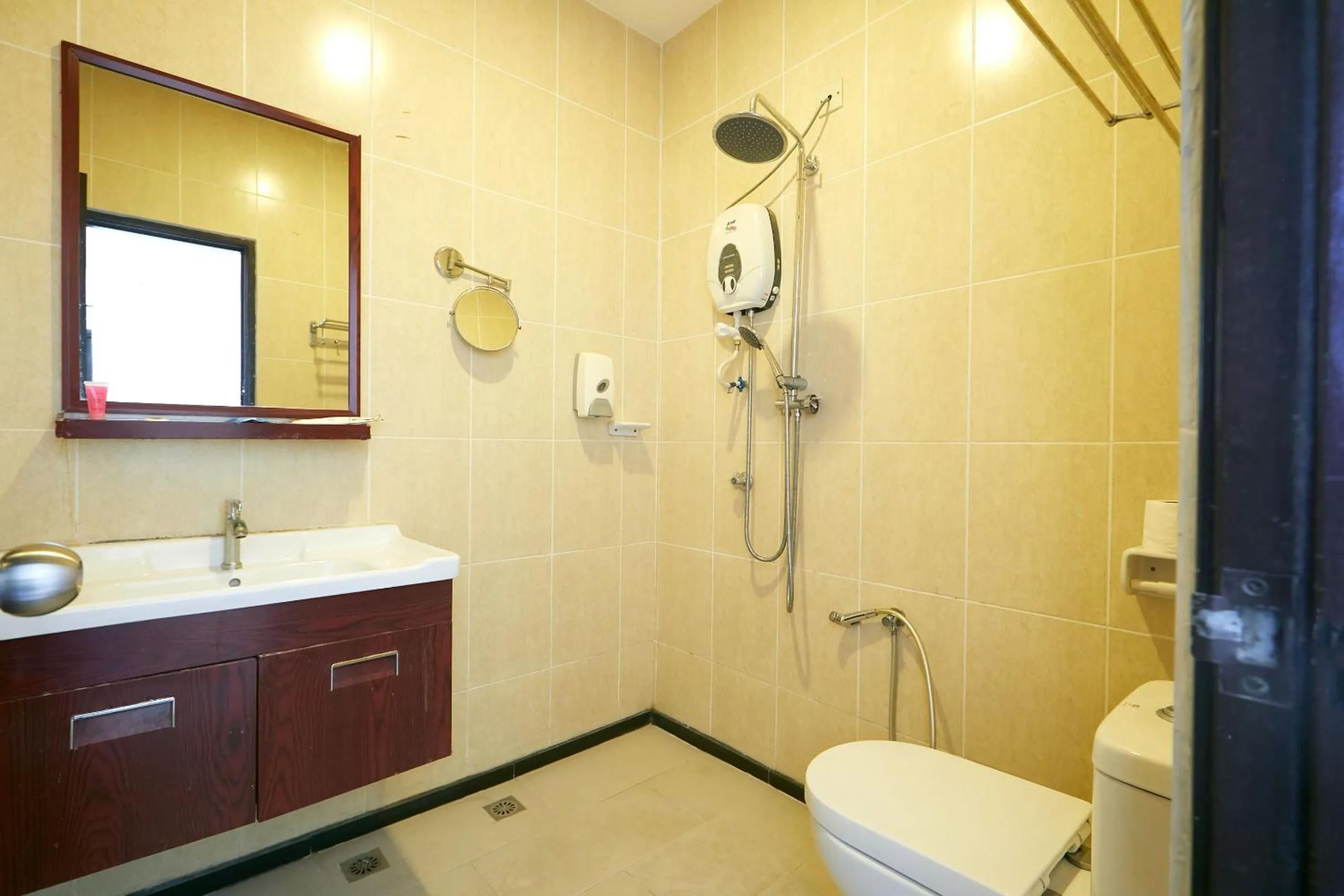 Shower in Dolphin Hotel, Chow Kit Kuala Lumpur