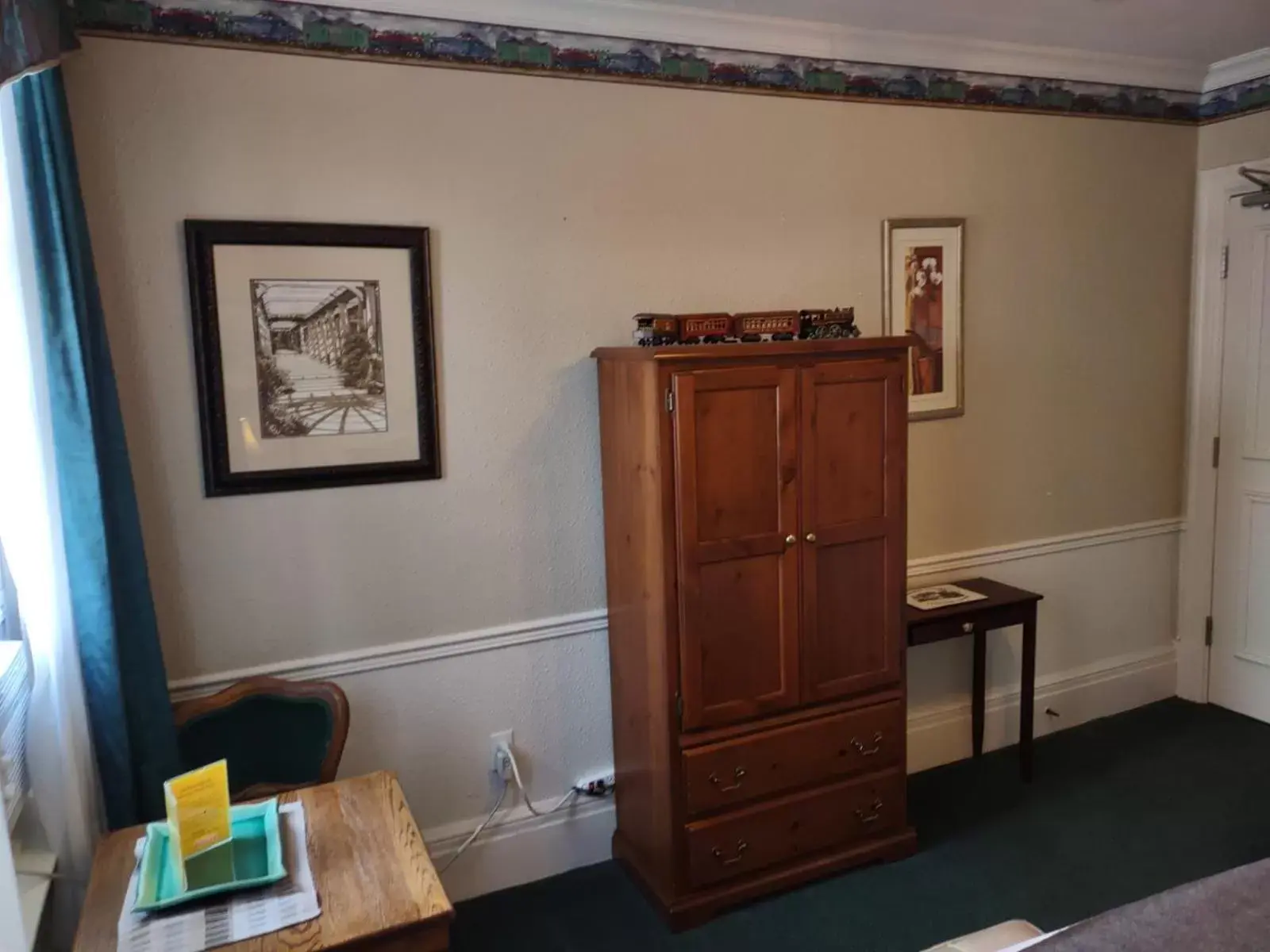 Dining area, TV/Entertainment Center in The King George Inn