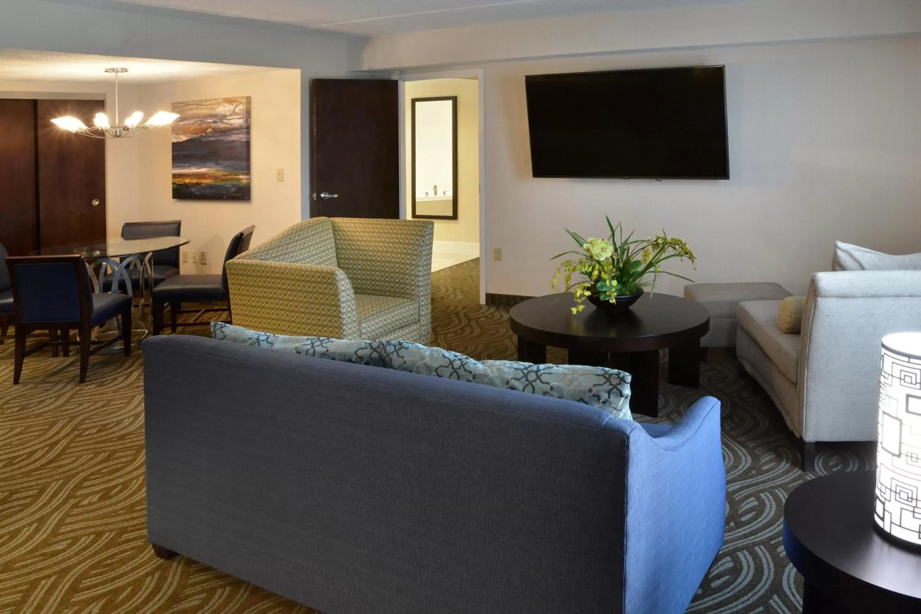 Bedroom, Lounge/Bar in Holiday Inn Youngstown-South - Boardman, an IHG Hotel