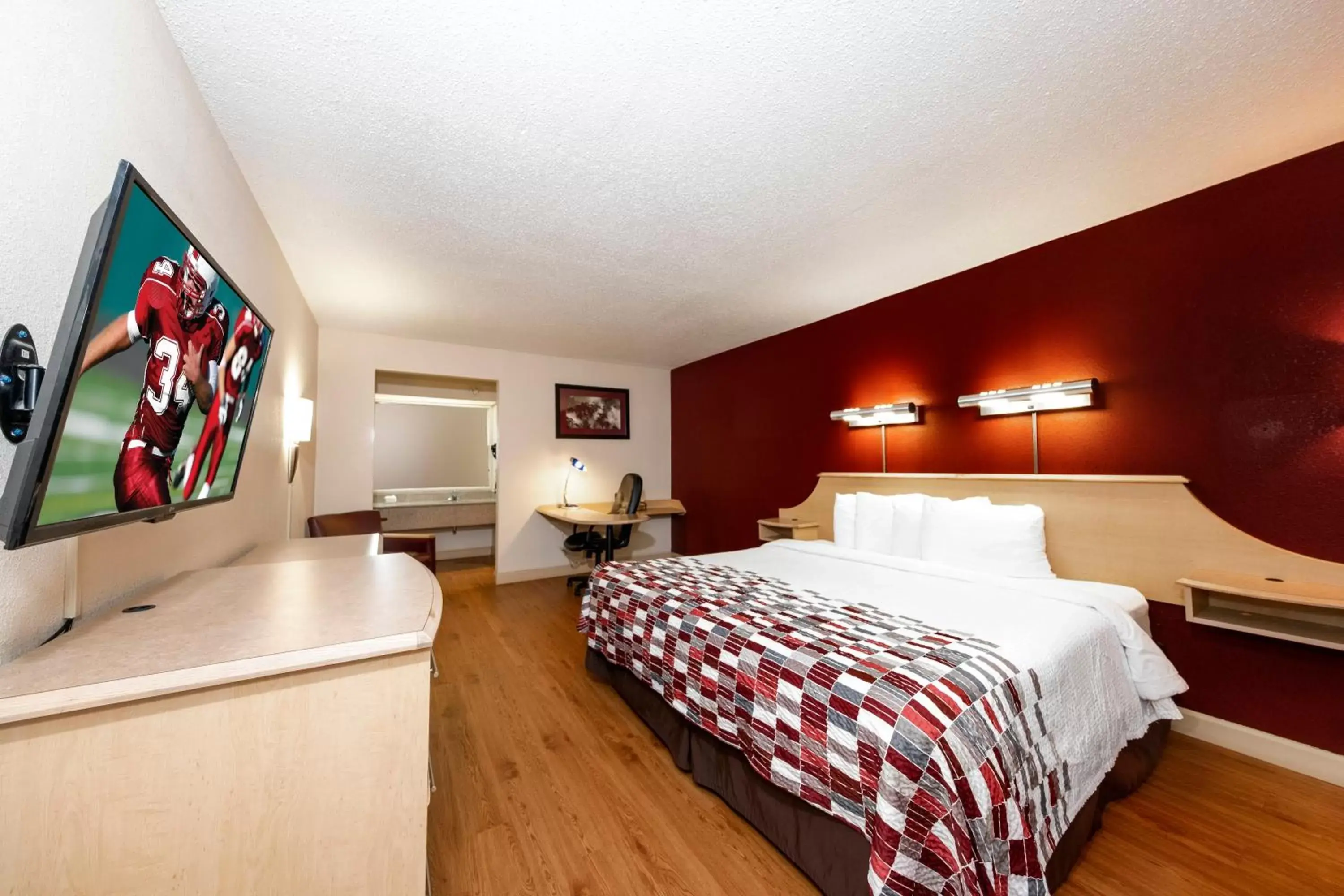 Bedroom, Bed in Red Roof Inn & Suites Wytheville