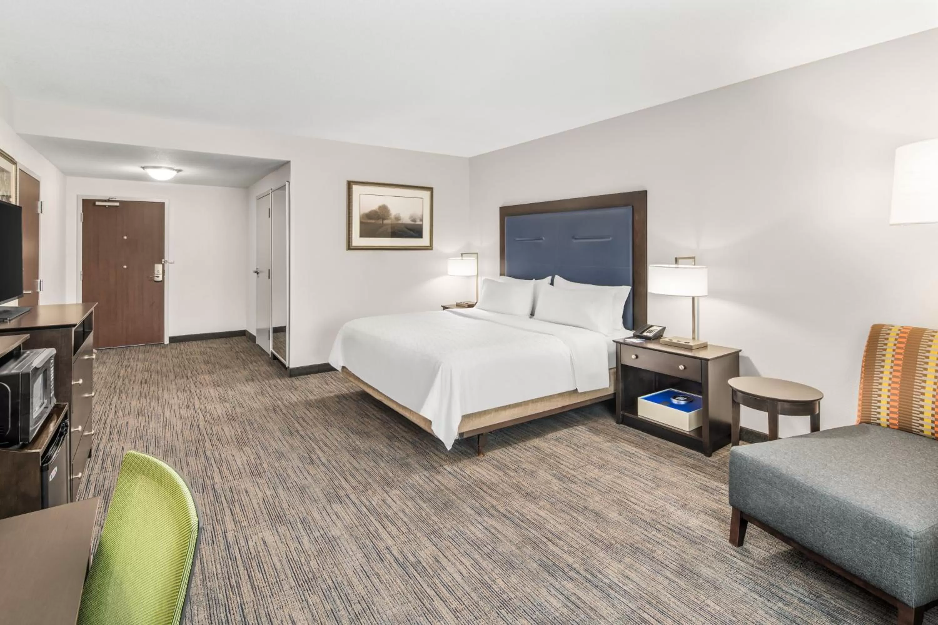 Photo of the whole room, Bed in Holiday Inn Express & Suites Wilmington-Newark by IHG