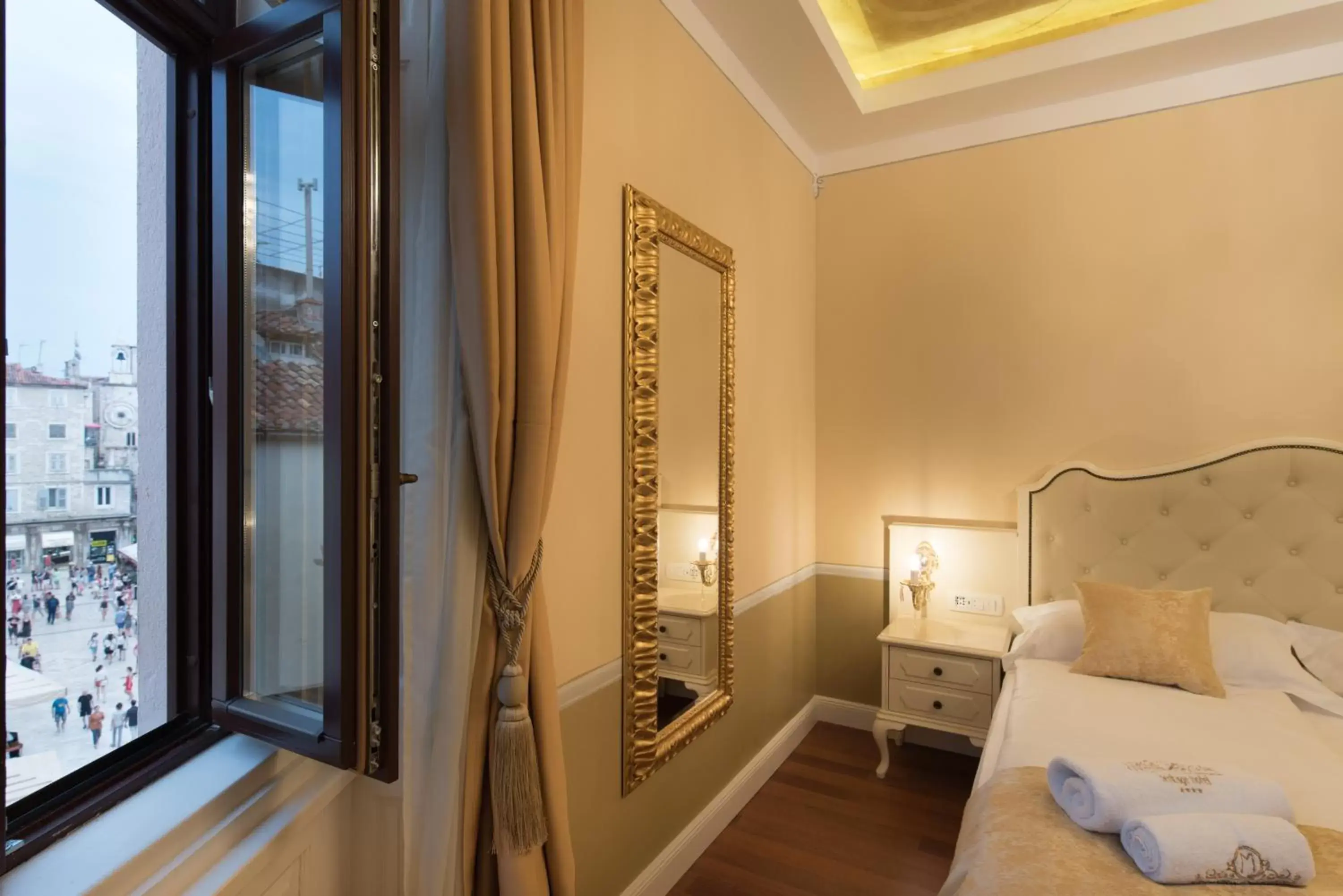 Bed in Central Square Heritage Hotel Bed in Central Square Heritage Hotel