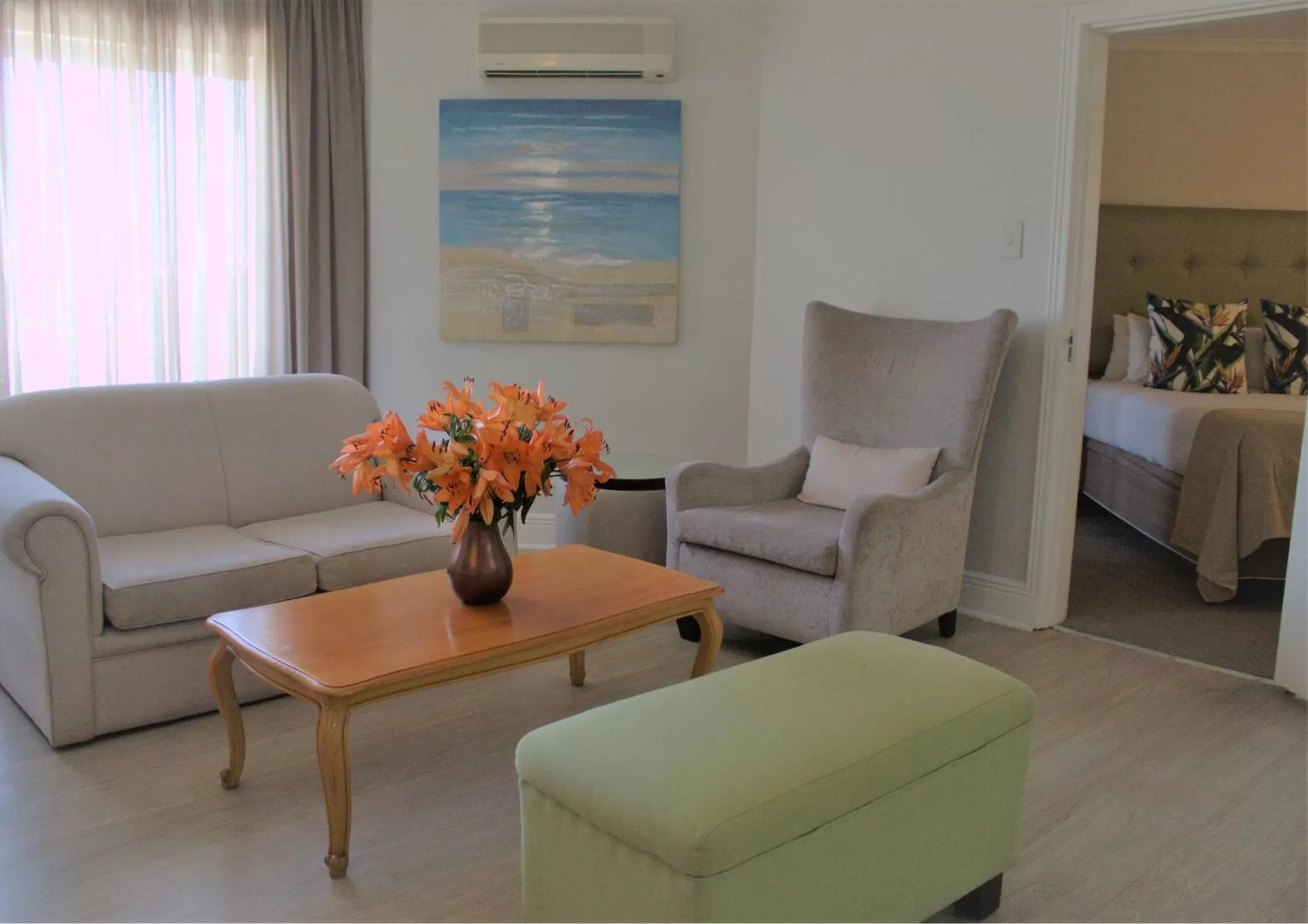 Living room, Bed in The Riverside Hotel