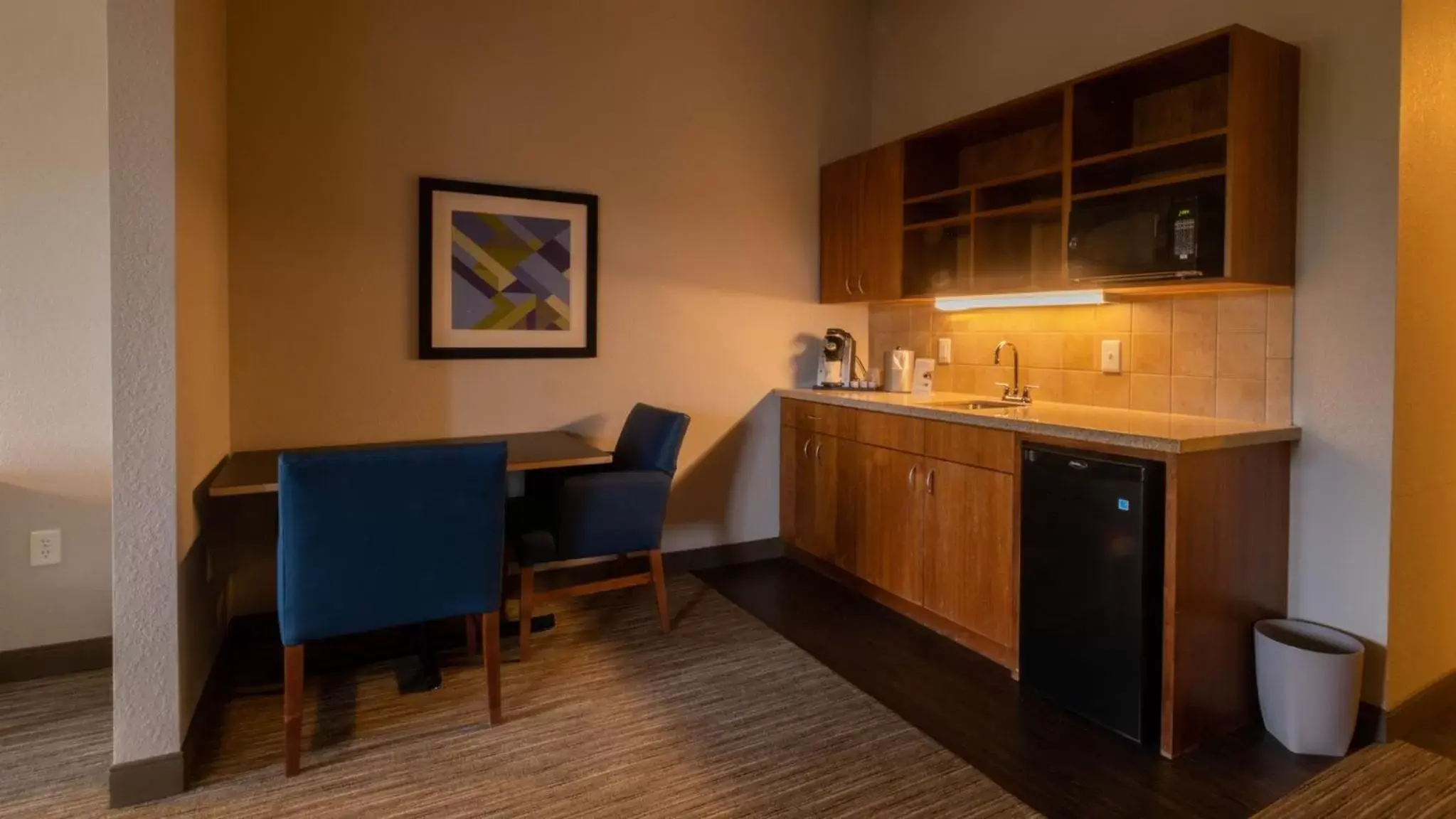 Bedroom, Kitchen/Kitchenette in Holiday Inn Express Hotel & Suites Mankato East, an IHG Hotel