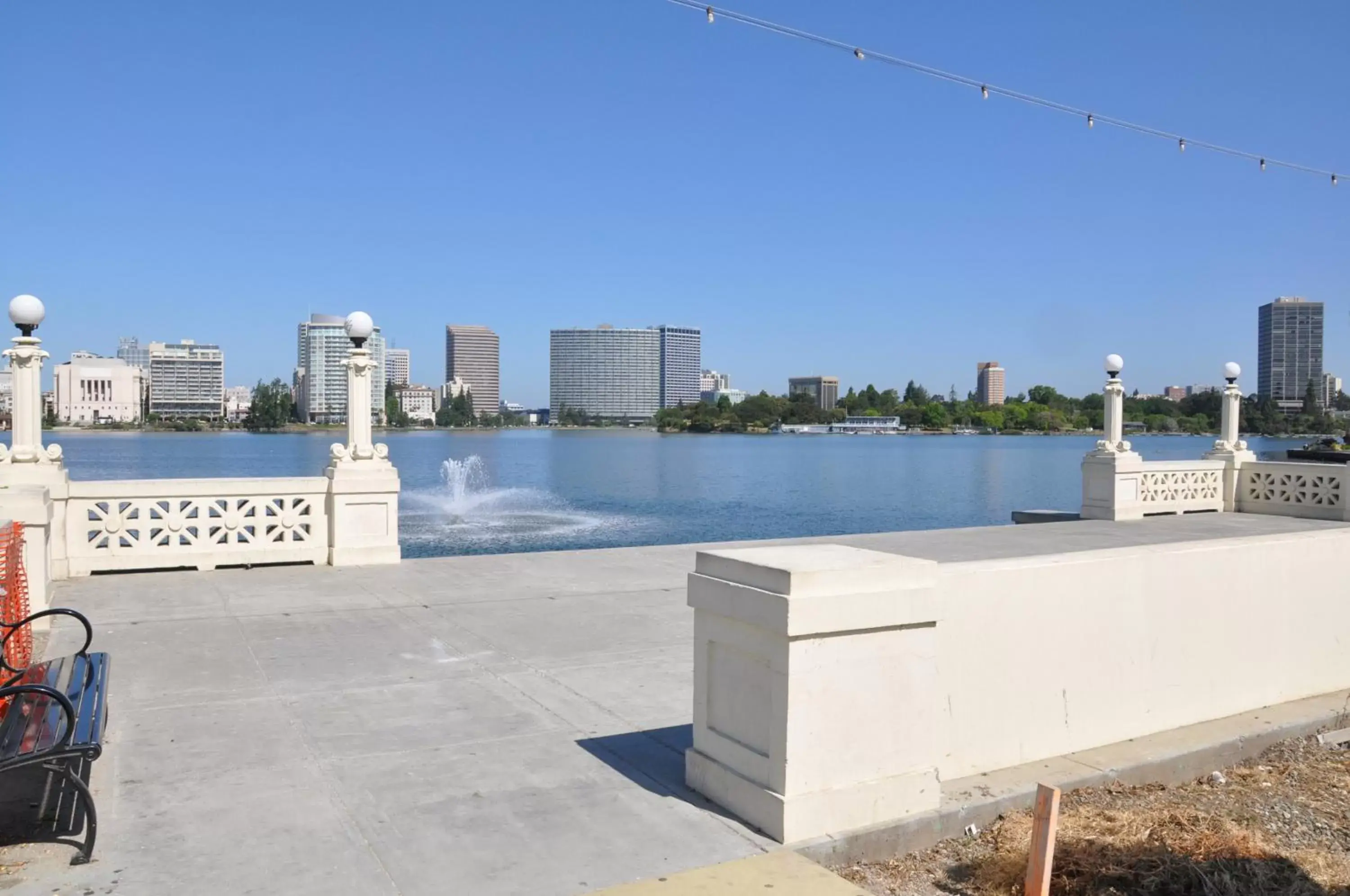 Balcony/Terrace, Swimming Pool in Americas Best Value Inn - Downtown Oakland/Lake Merritt