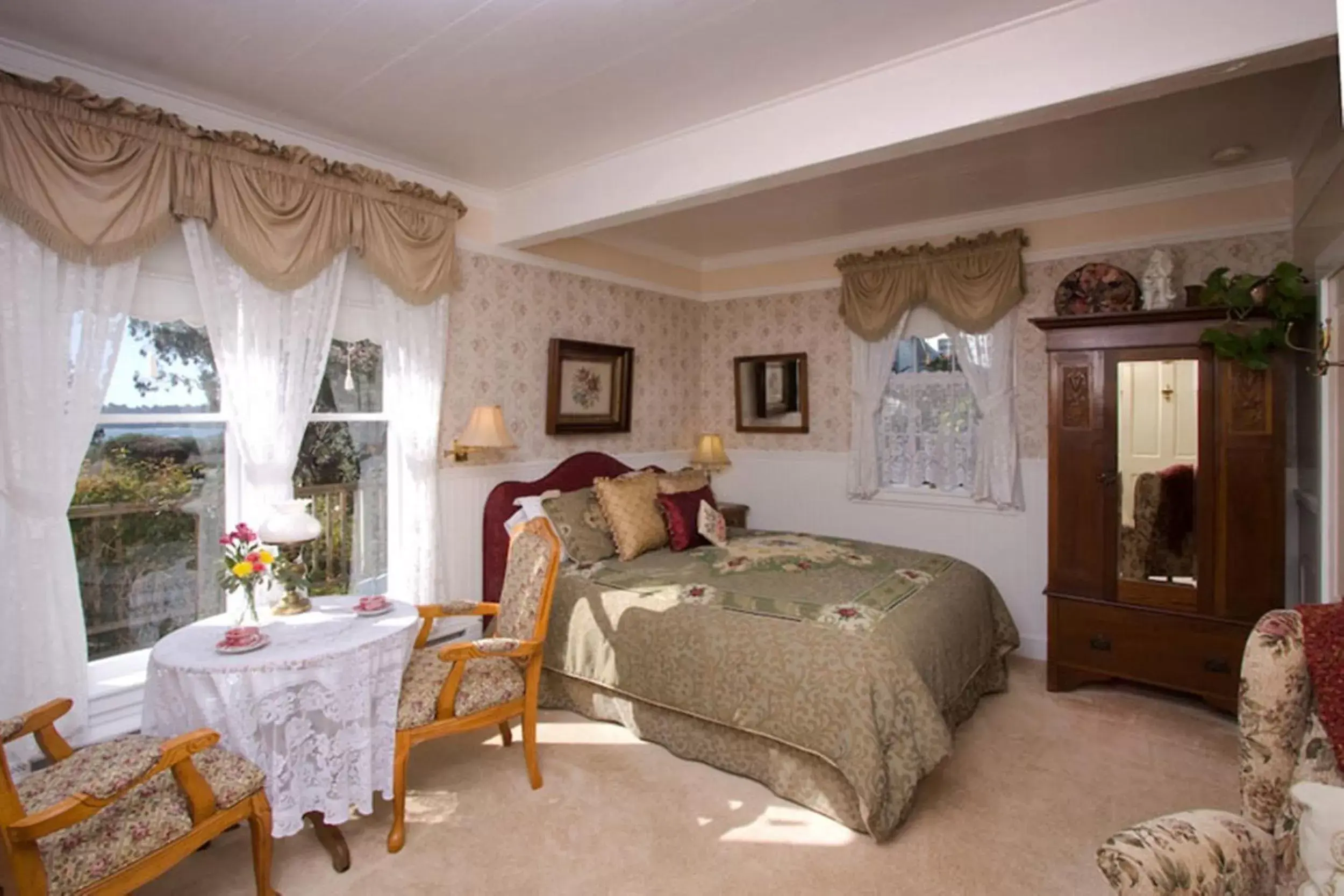 Bedroom in Headlands Inn Bed and Breakfast