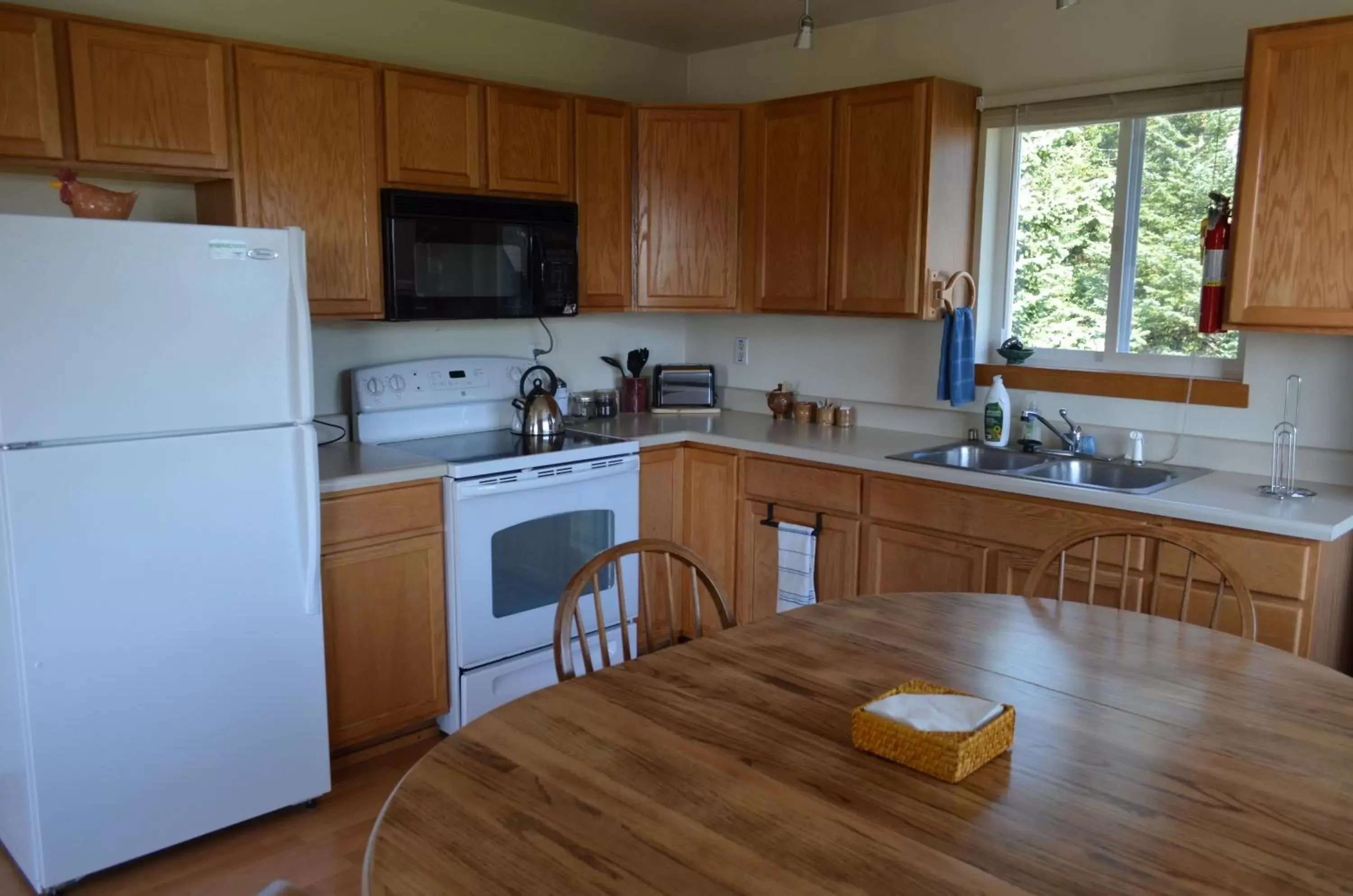 Kitchen/Kitchenette in Bay Avenue Inn