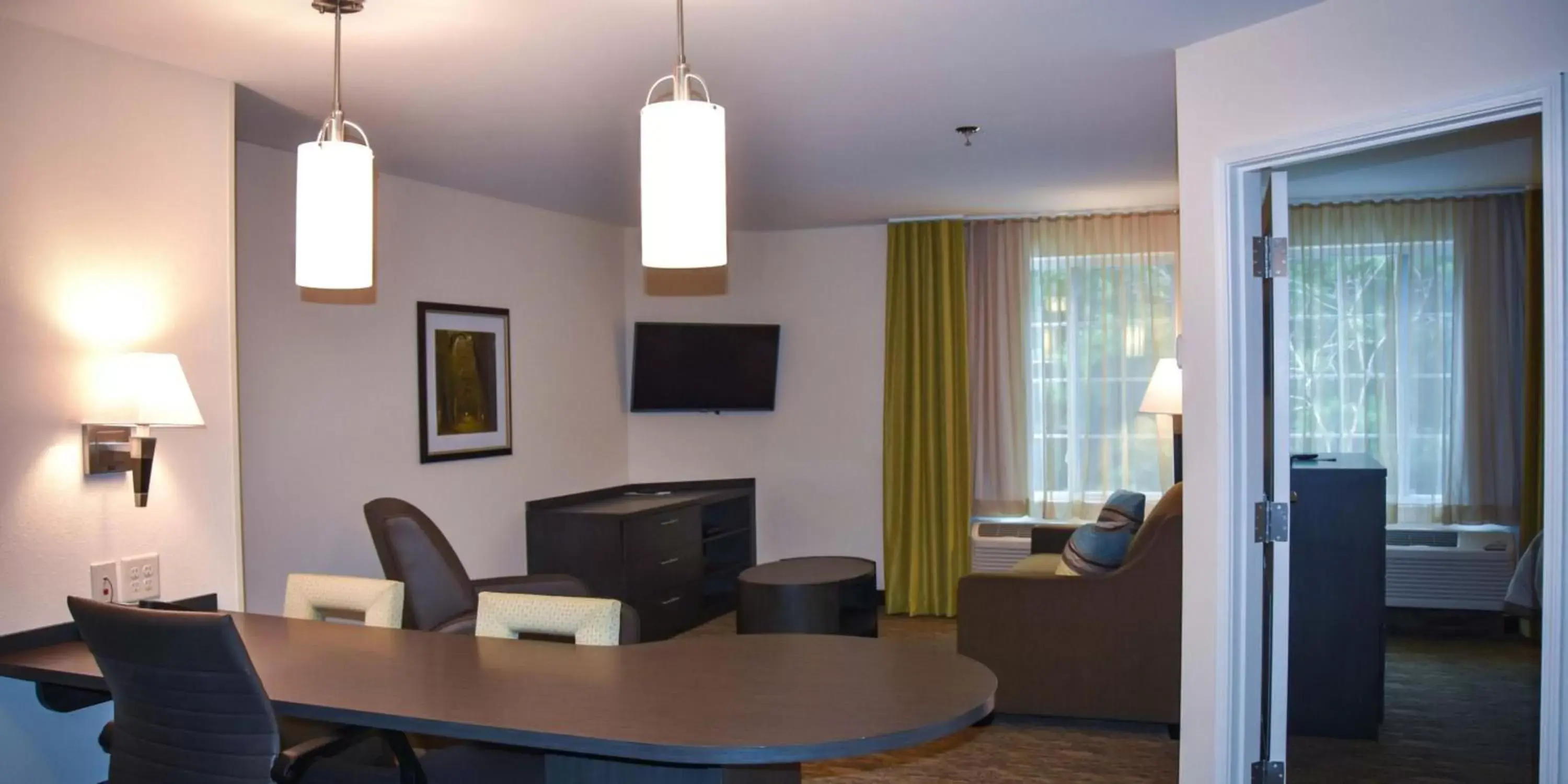 Photo of the whole room, Seating Area in Candlewood Suites Pearl, an IHG Hotel