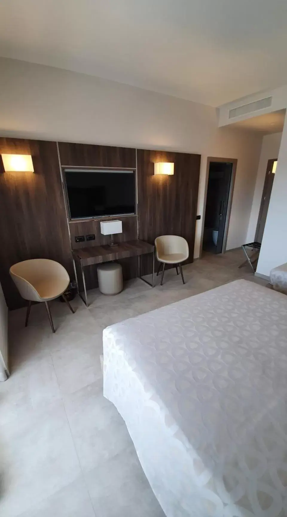 Bed, TV/Entertainment Center in Hotel Kuma