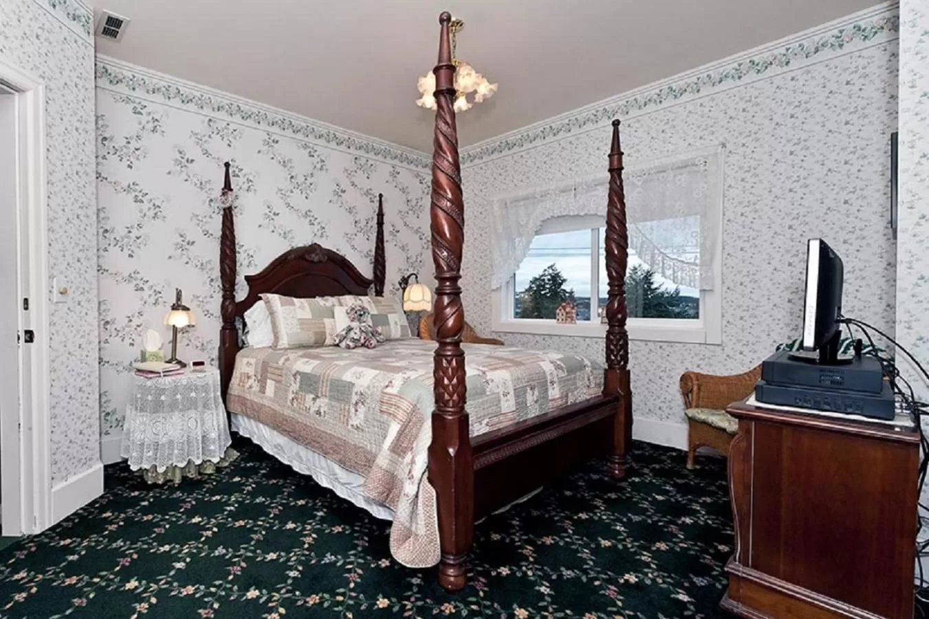 Bed in Anchorage Inn B&B