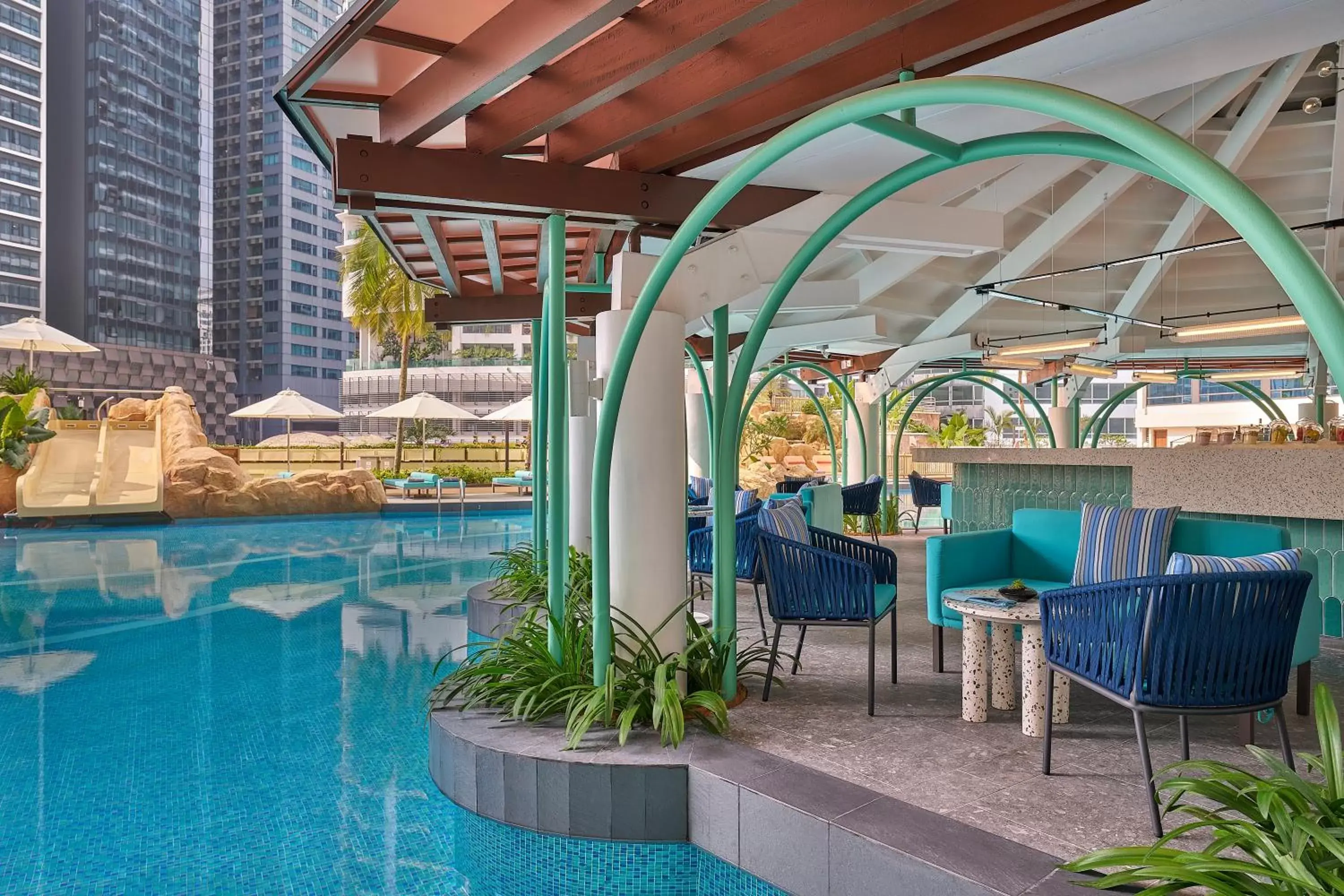 Lounge or bar, Swimming Pool in Renaissance Kuala Lumpur Hotel & Convention Centre