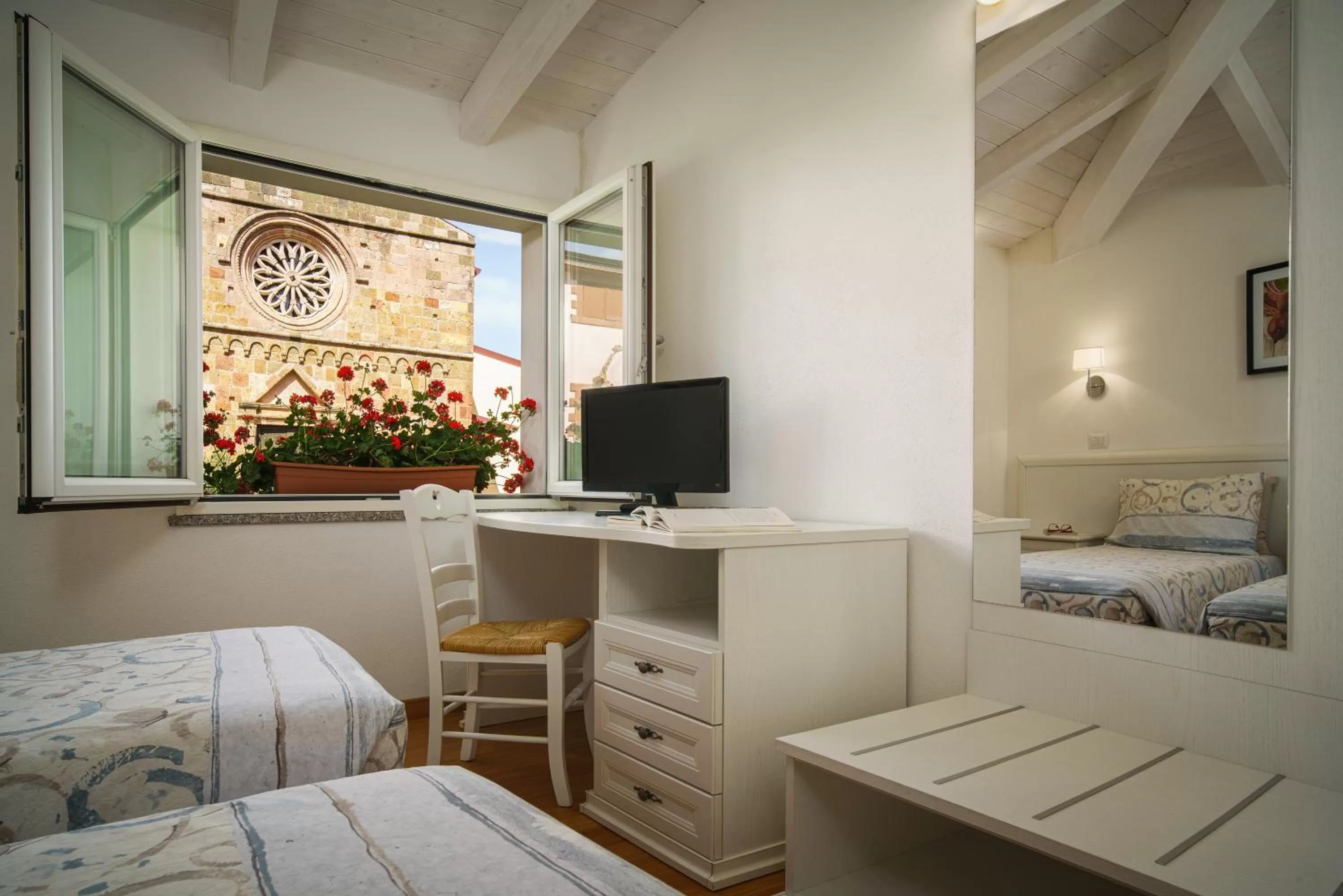 Communal lounge/ TV room, Bed in Sanctuary Armony