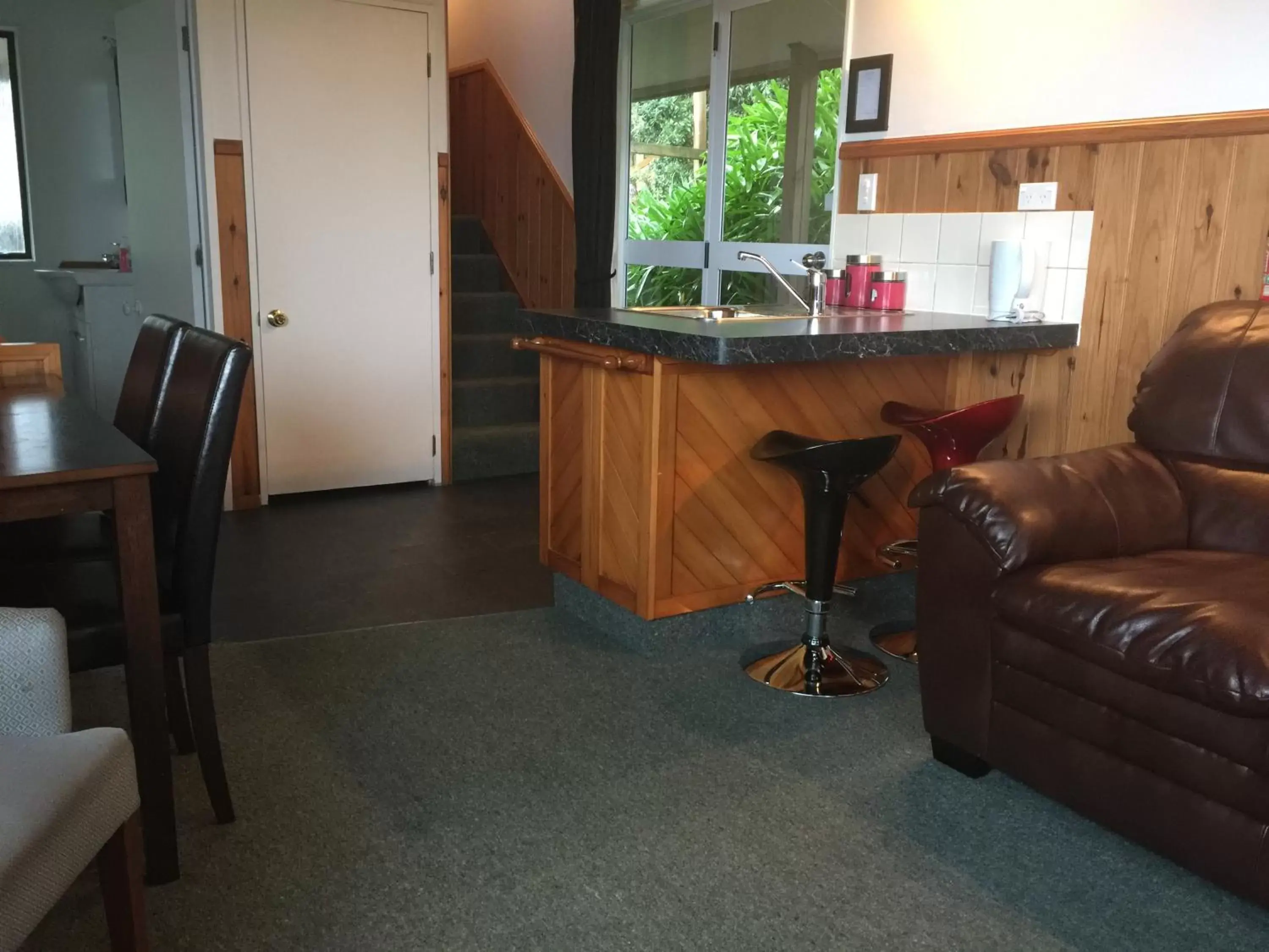 Kitchen or kitchenette, Seating Area in Grafton Cottage & Chalets